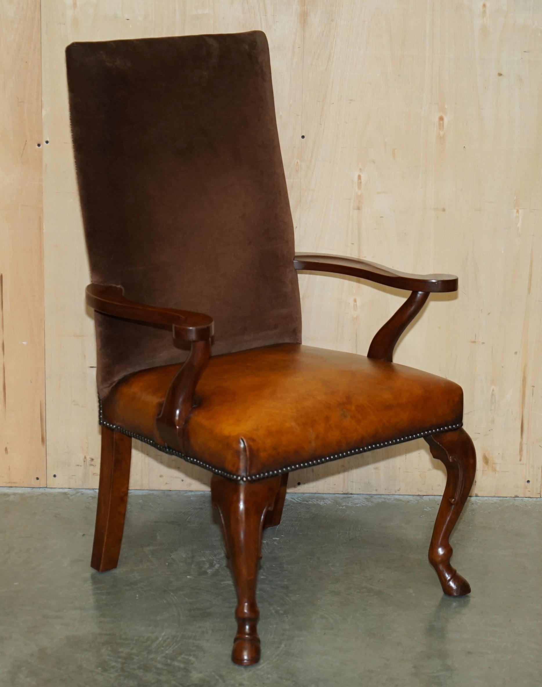 Fatto a mano DIECI SEDIE RESTAURATE DI Ralph Lauren in pelle marrone e velluto con schienale alto 10 in vendita