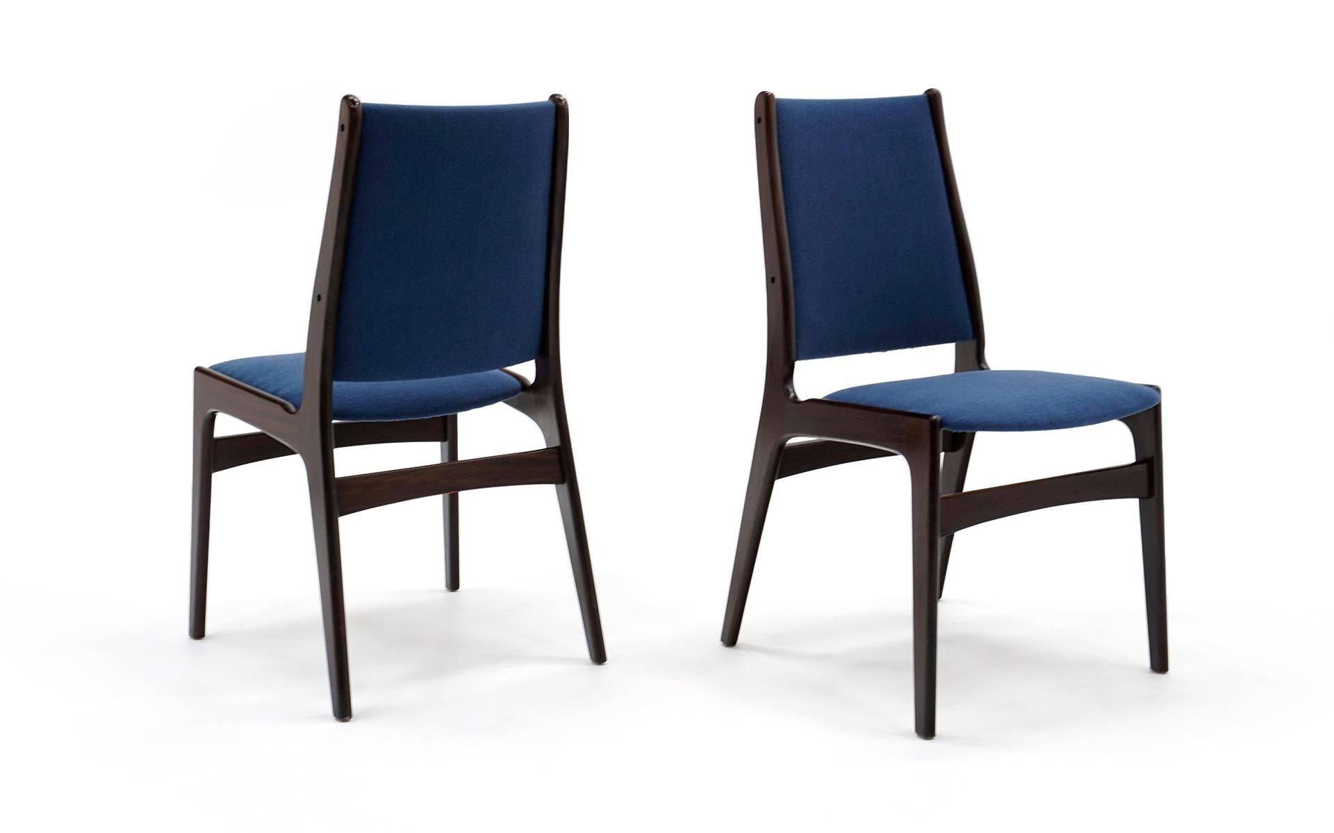 Scandinave moderne Dix chaises de salon modernes danoises en bois de rose, tissu bleu, étiquettes sur plusieurs chaises en vente