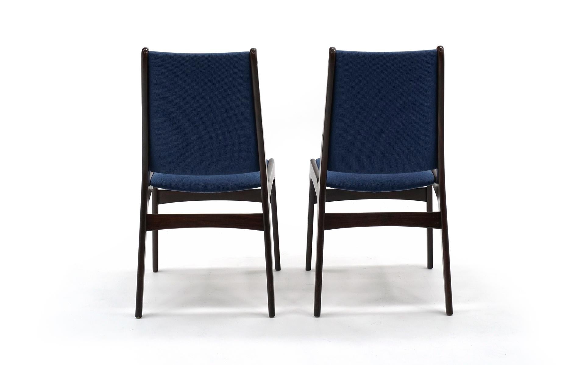 Dix chaises de salon modernes danoises en bois de rose, tissu bleu, étiquettes sur plusieurs chaises Bon état - En vente à Kansas City, MO