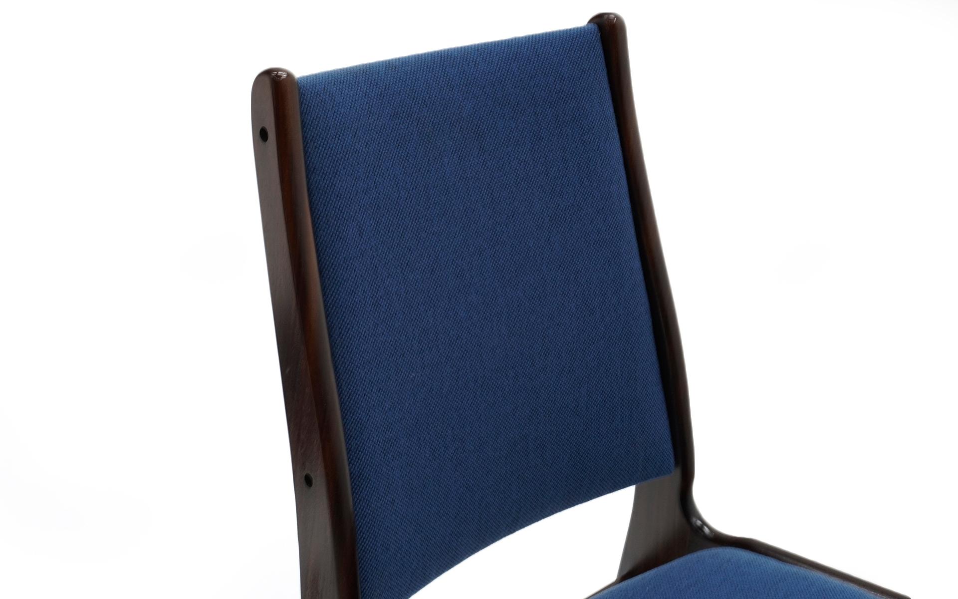 Milieu du XXe siècle Dix chaises de salon modernes danoises en bois de rose, tissu bleu, étiquettes sur plusieurs chaises en vente