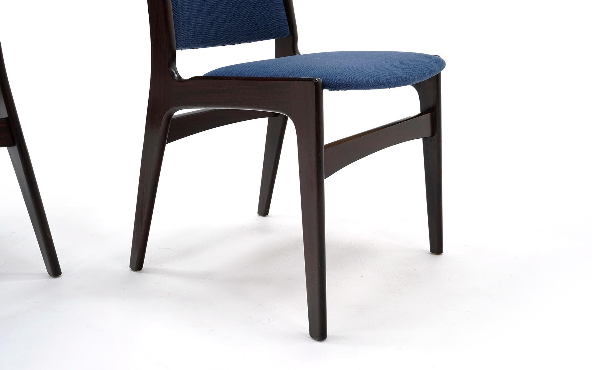 Tissu d'ameublement Dix chaises de salon modernes danoises en bois de rose, tissu bleu, étiquettes sur plusieurs chaises en vente