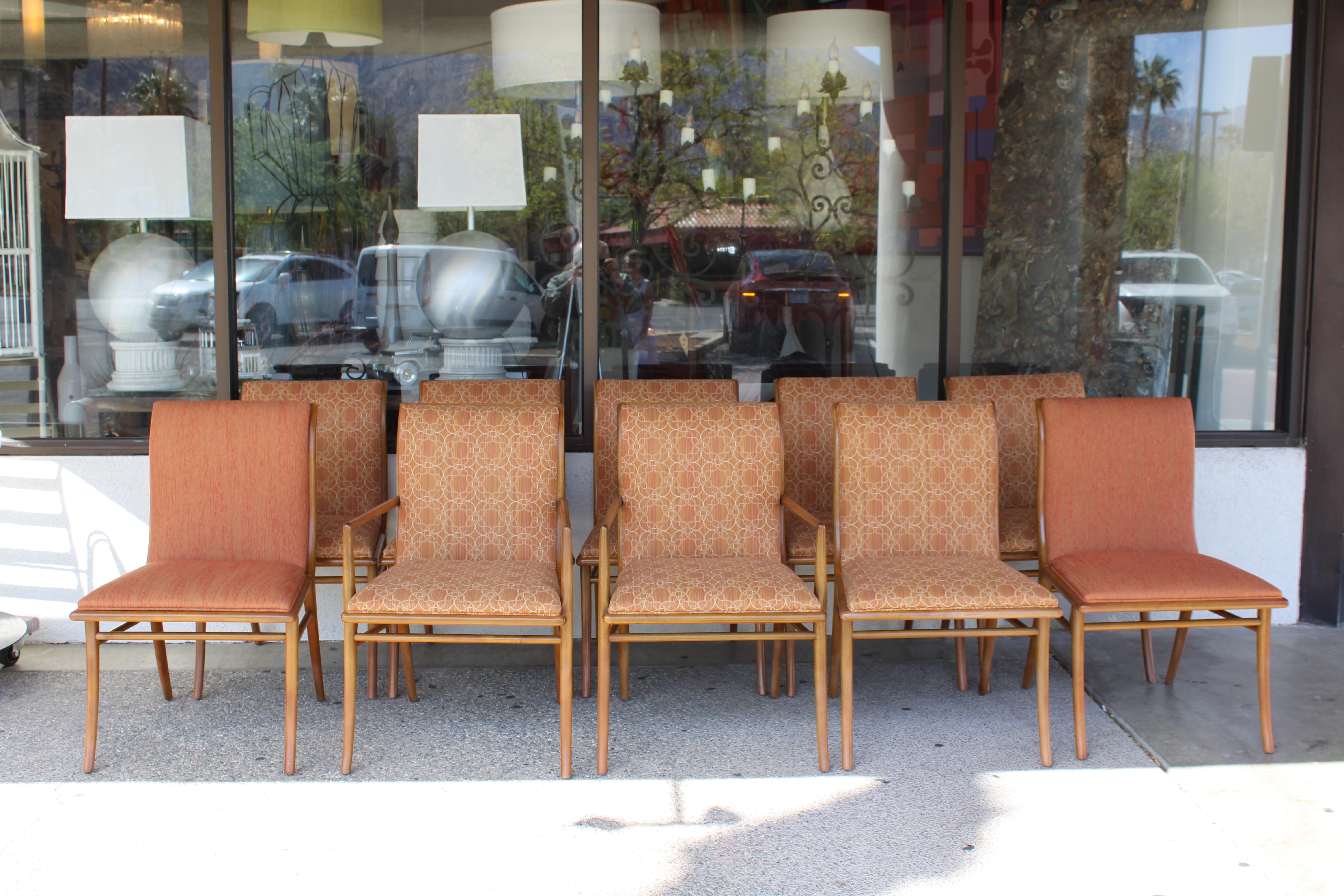 Zehn Esszimmerstühle mit Säbelbeinen von T.H. Robsjohn-Gibbings (1905-1976) für Widdicomb. Die Stühle sind strukturell gesund und die Holzbeize ist original. Wir glauben, dass diese Stühle von den ursprünglichen Besitzern neu gepolstert wurden. Die