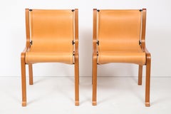 Zehn Esszimmerstühle aus Leder mit Sattelstich