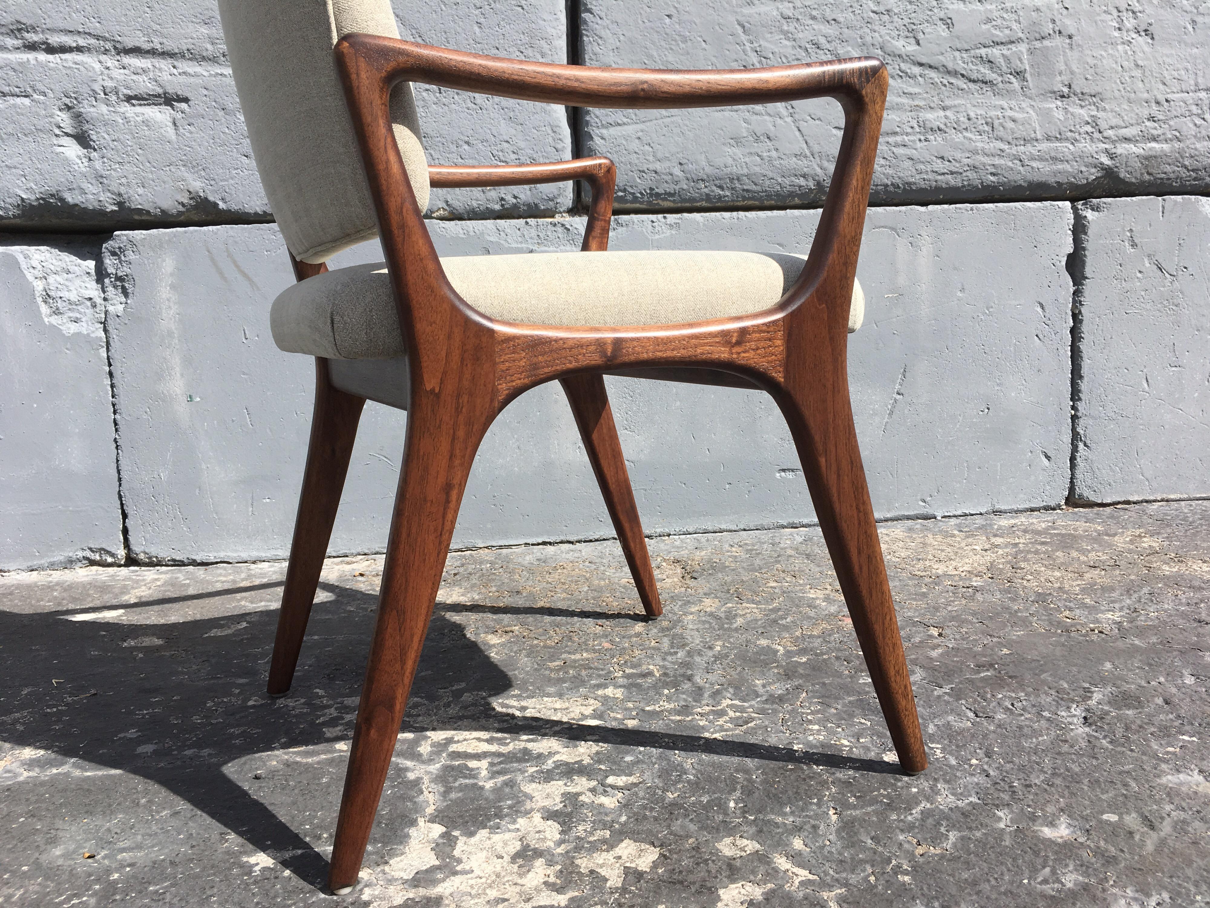 Ten Sculptural Walnut Dining Chairs in the Style of Gio Ponti In Good Condition In Miami, FL