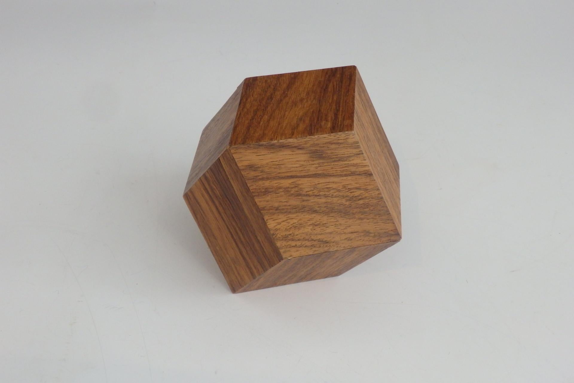 Fait main Boîte à puzzle en bois polyédrique à dix faces Sculpture en vente