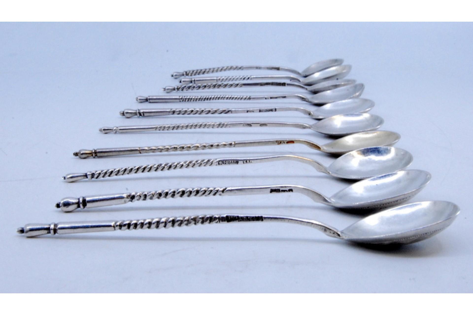 Ten silver dessert spoons with engraved shells and twisted Russian handles In Good Condition For Sale In Porto, PT