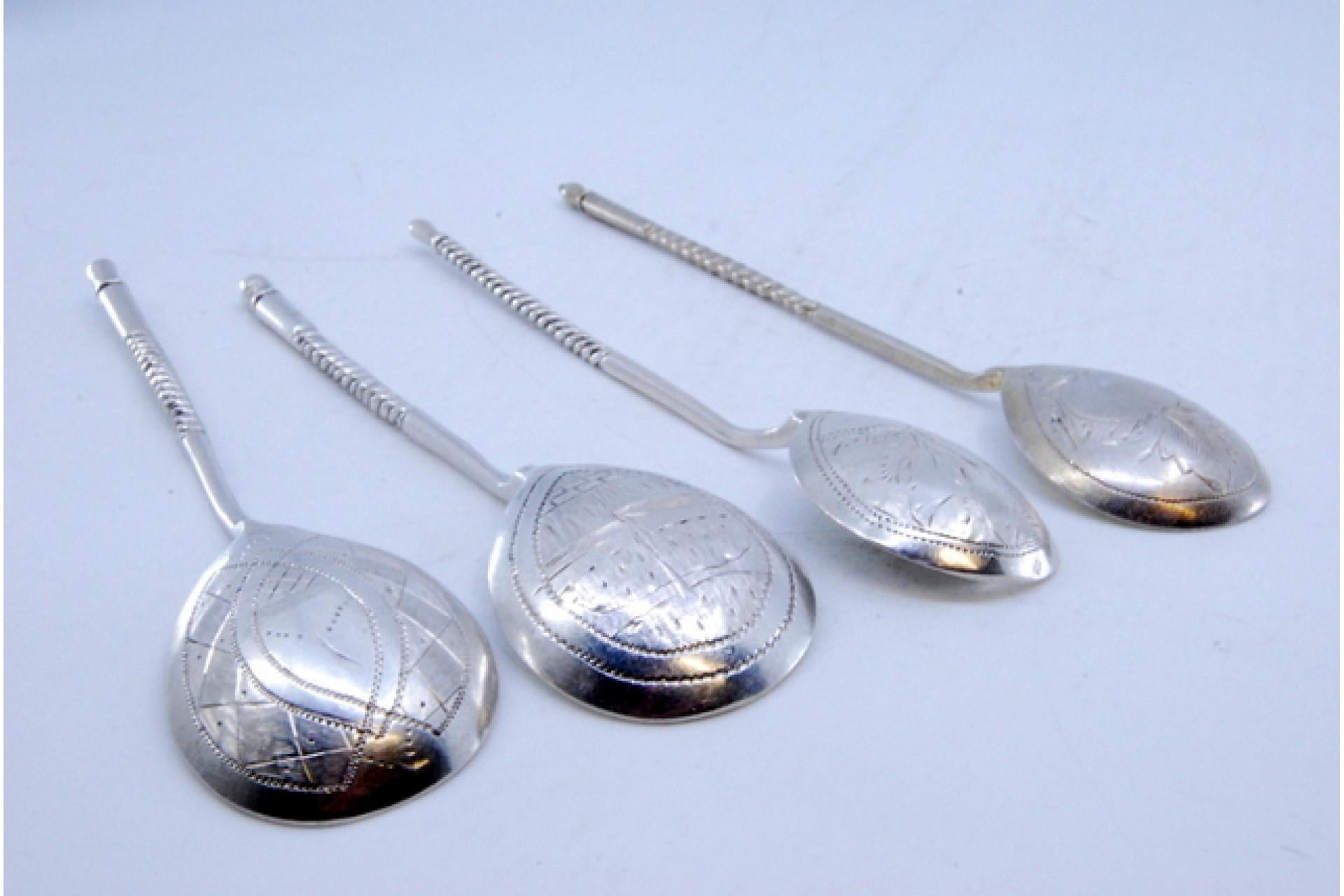 Ten silver dessert spoons with engraved shells and twisted Russian handles For Sale 1