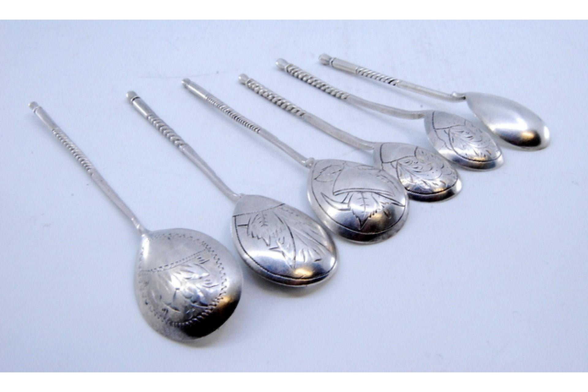 Ten silver dessert spoons with engraved shells and twisted Russian handles For Sale 2