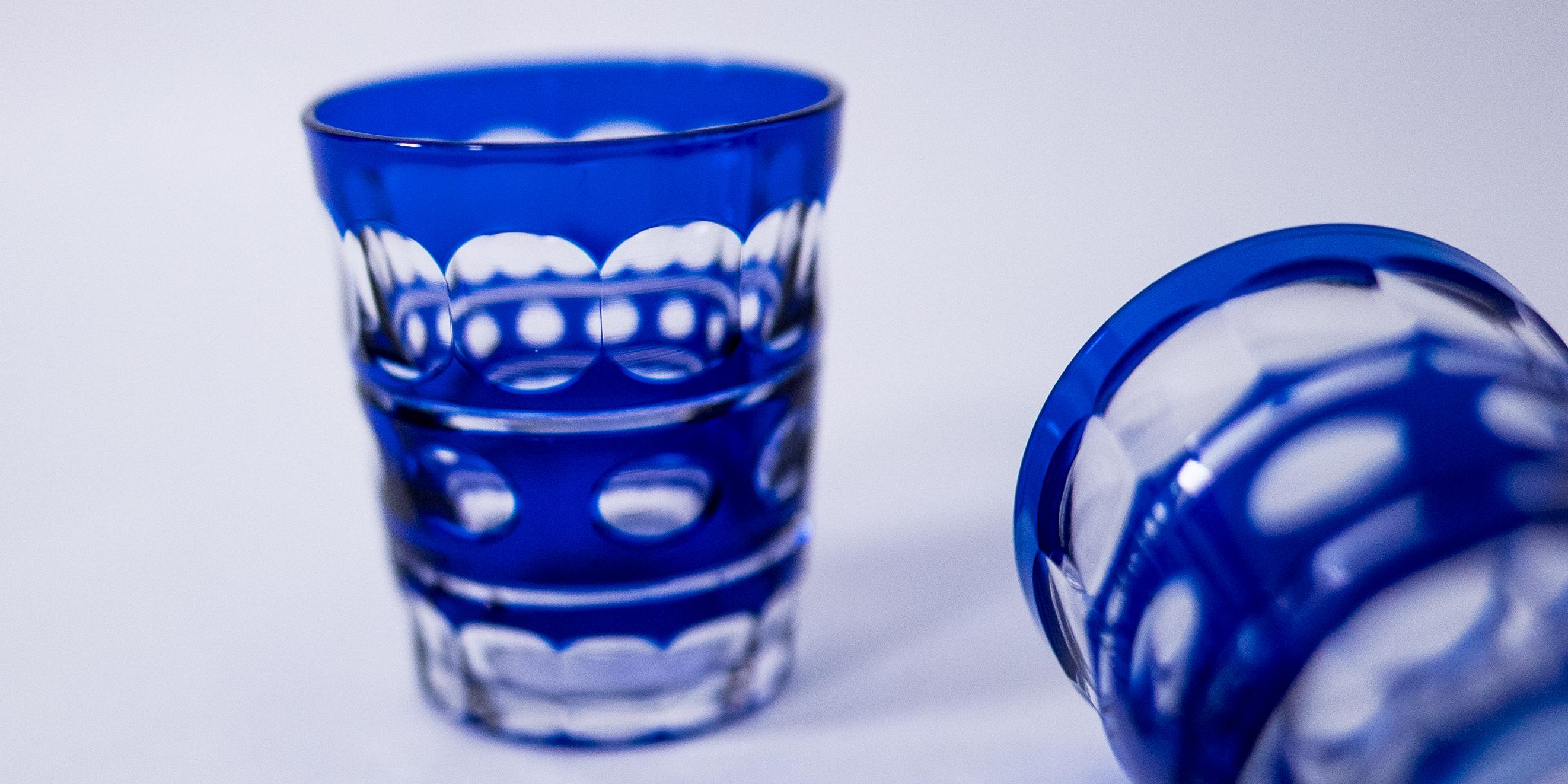 Un ensemble polyvalent de 10 verres de bar en verre bleu cobalt et transparent, idéal pour les boissons spéciales, les vodkas glacées, les mini-mousses à dessert et bien d'autres choses encore. Le célèbre fabricant de cristal belge a créé le motif