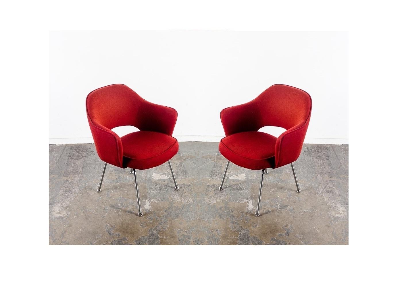 Eero Saarinen (1910–1961) was a Finnish American architect and Industrial designer of the 20th century. He designed his executive chair in 1950. These Eero Saarinen Model 71 Executive armchairs manufactured by Knoll. Chairs with chrome tubular base