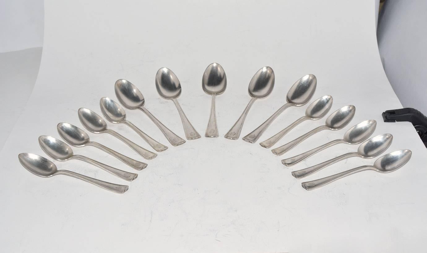 I 10 cucchiaini d'argento vintage e i 5 cucchiai da minestra grandi recano il timbro 