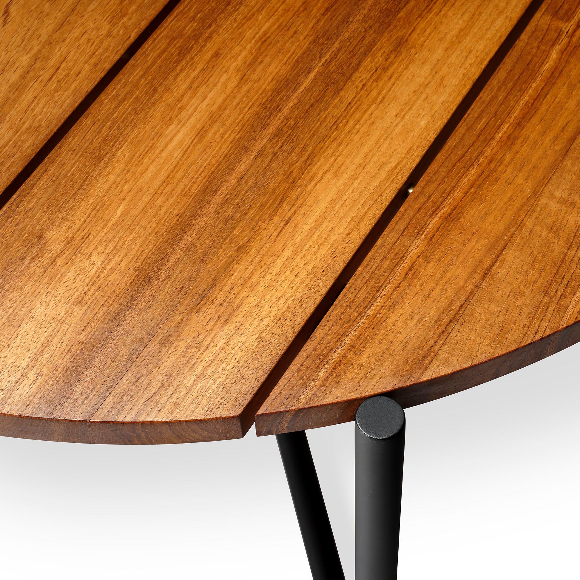 Esta mesa de comedor forma parte de la Línea Madeira de Ten10. La mesa se fabrica por encargo. La parte superior es de teca maciza aceitada de 1 1/4