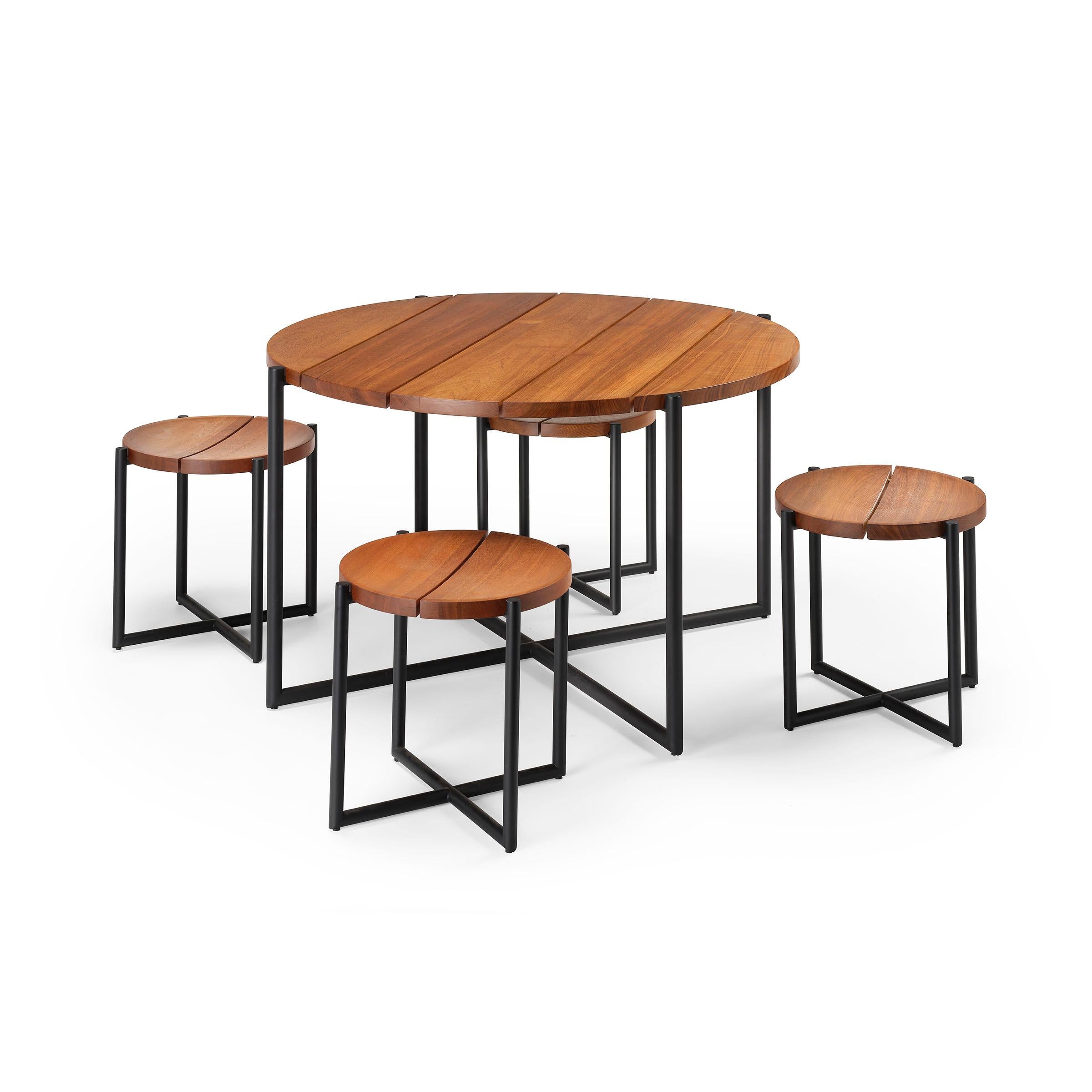 Moderne Table de salle à manger ronde Madeira Line Ten10 avec plateau en teck massif et base en acier inoxydable en vente
