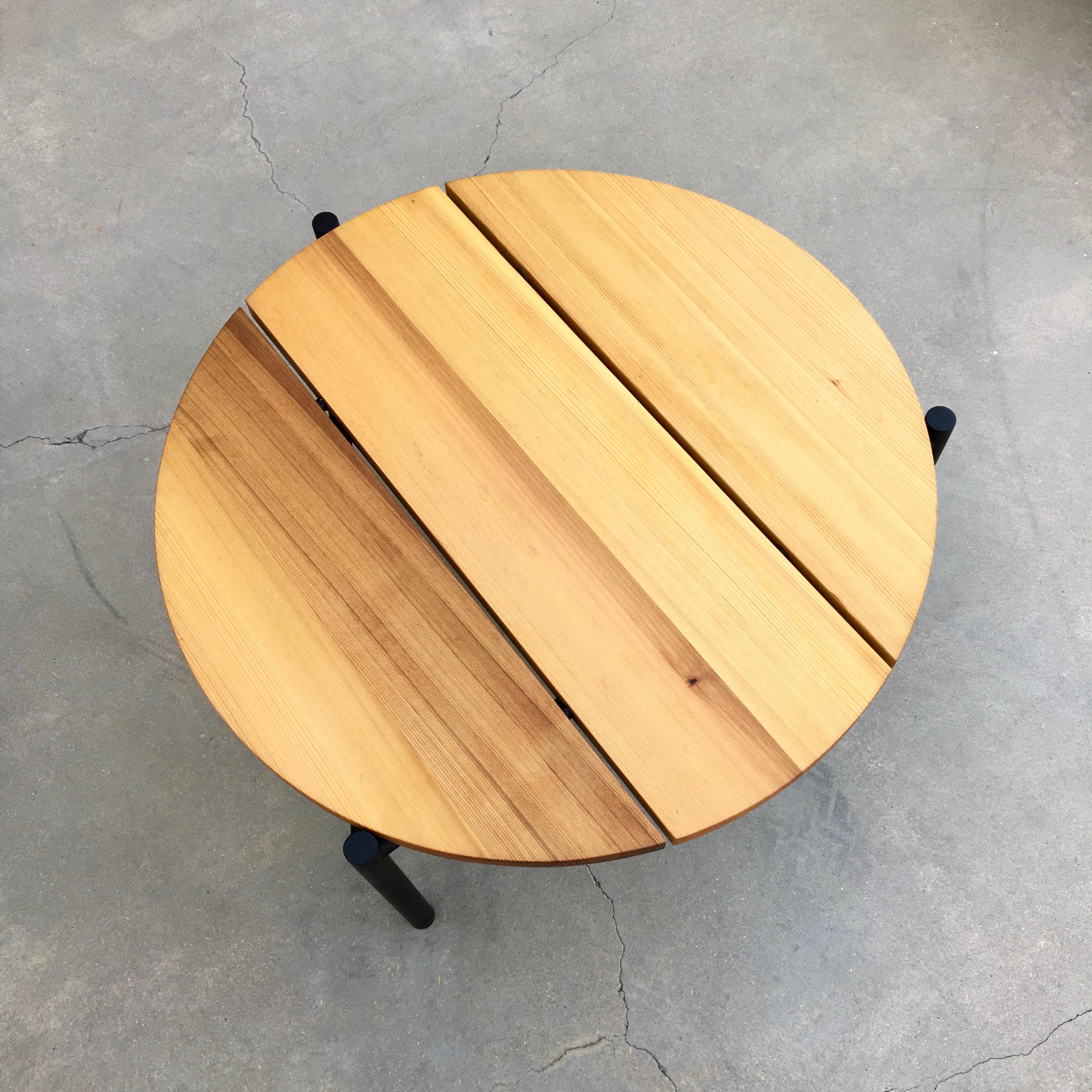 Dieser Tisch ist Teil der Madeira Line von Ten10. Der Tisch wird auf Bestellung gefertigt. Die Platte ist ein massives Brett aus geölter, vertikal gemaserter Western Red Cedar. Die Dielen sind 1 1/4