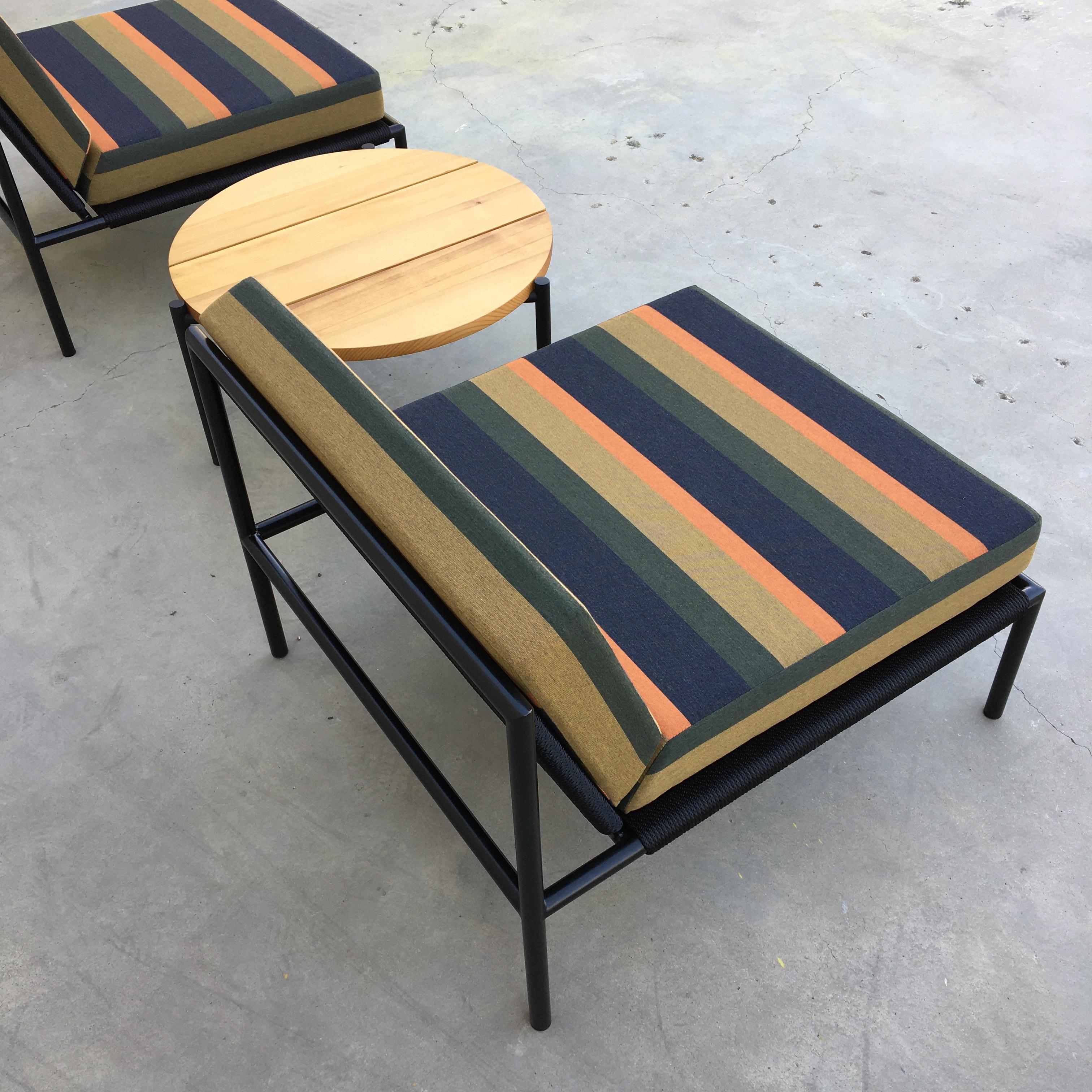 Table d'appoint Madeira Line Ten10, plateau en planches de cèdre massives et base en acier inoxydable Neuf - En vente à Los Angeles, CA