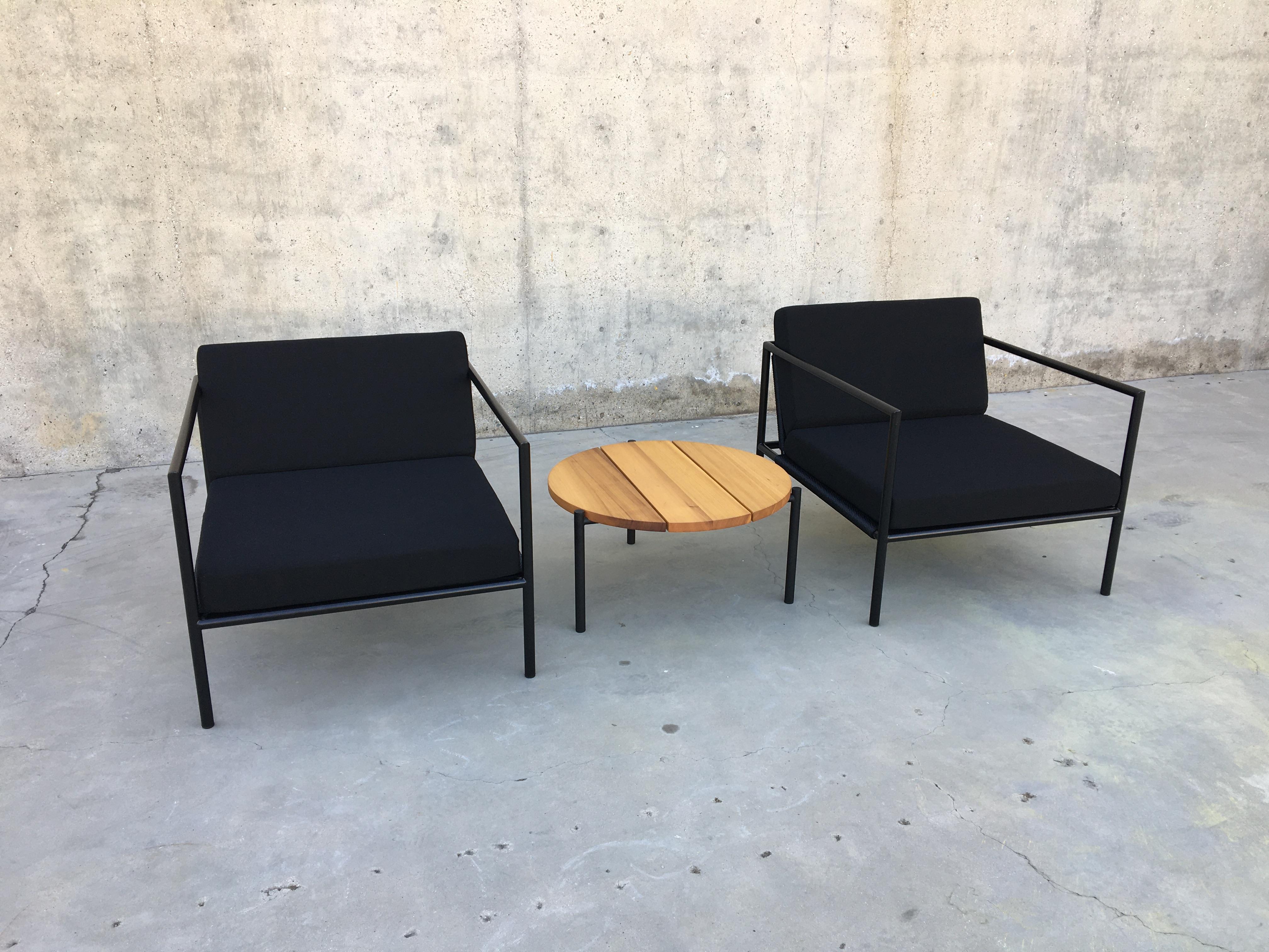 Acier inoxydable Table d'appoint Madeira Line Ten10, plateau en planches de cèdre massives et base en acier inoxydable en vente