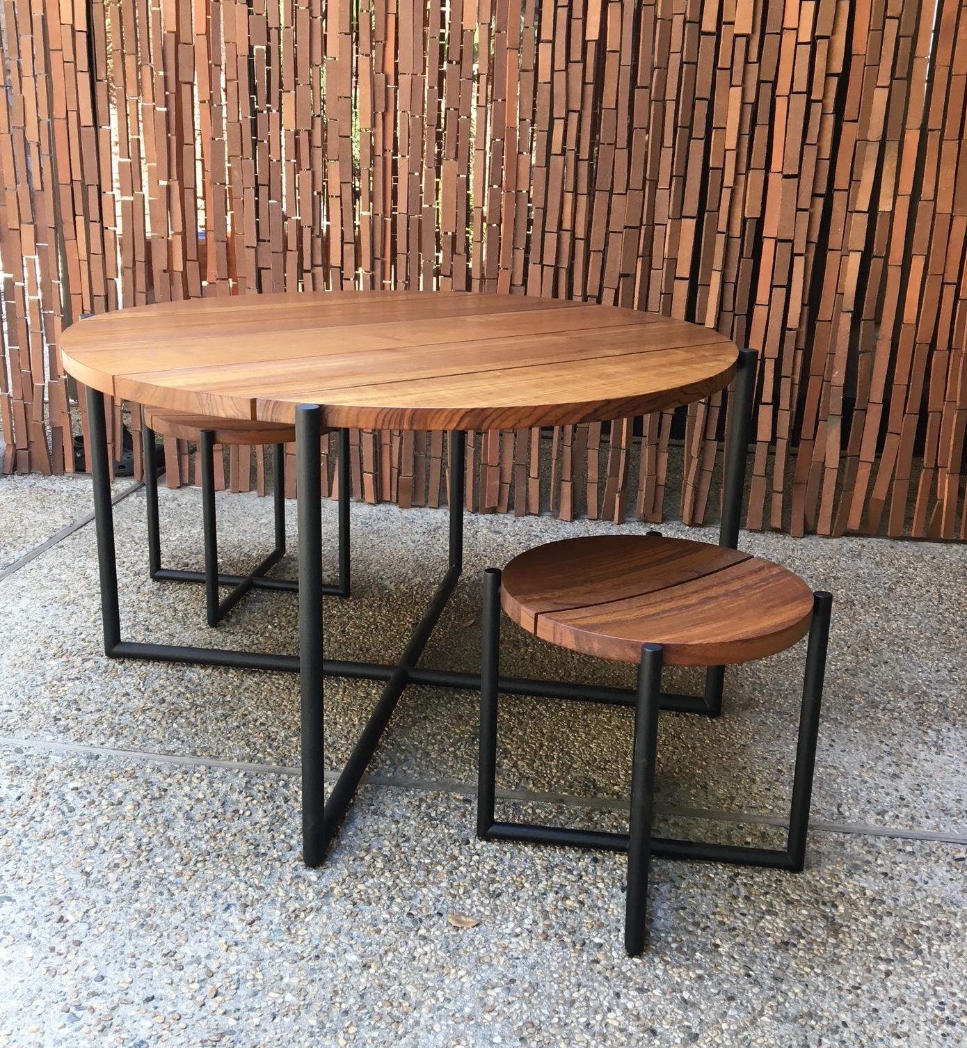 Ten10 Madeira Mesa de comedor redonda Tablero macizo de teca Base de acero inoxidable 46 