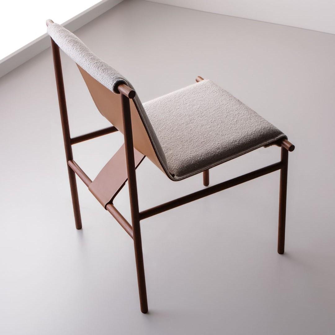 Tenda Stuhl, Tiago Curioni, Edelstahl oder Holz und Leder, zeitgenössischer Stuhl im Angebot 1