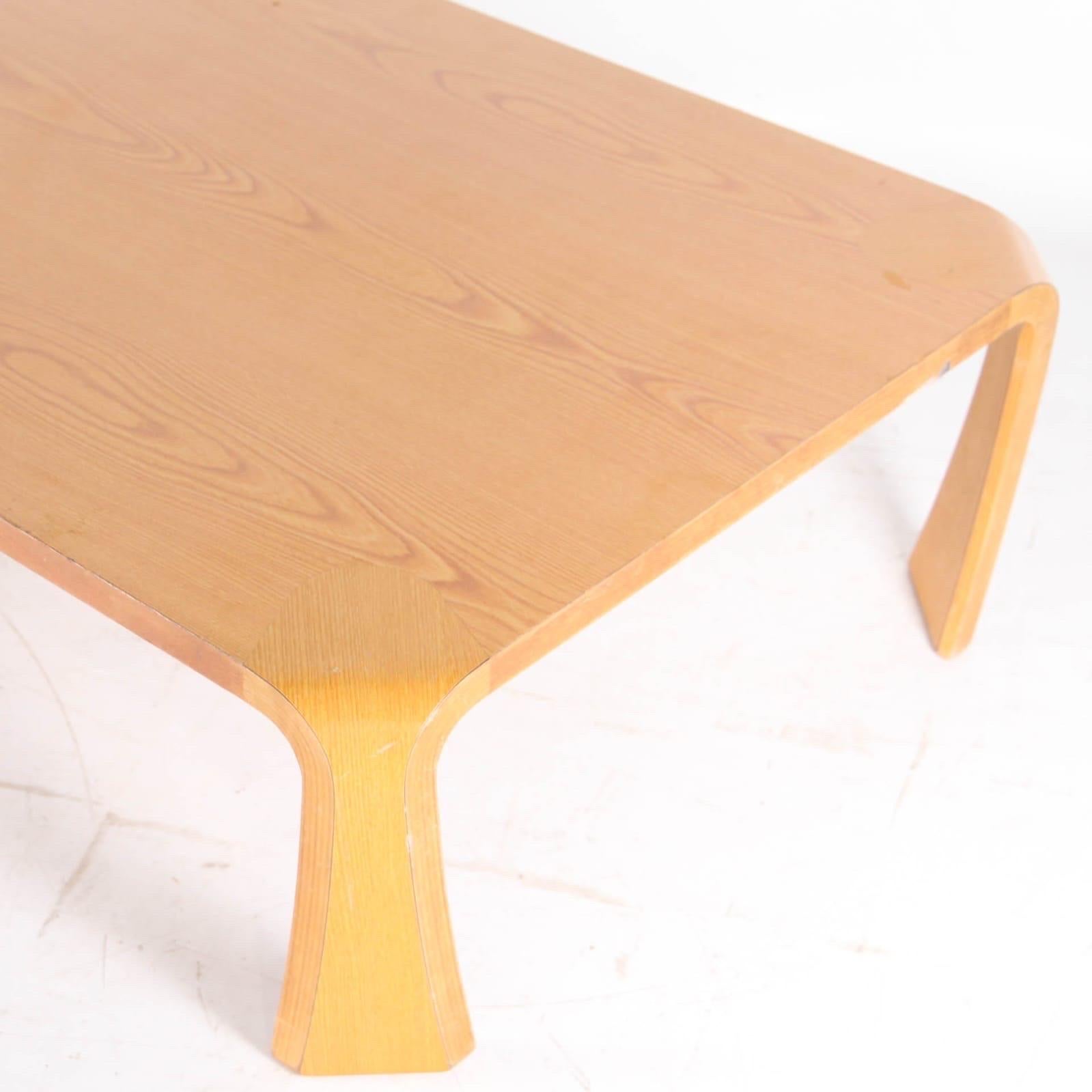 Rare table basse Tendo Mokko. Autocollants d'origine sous le couvercle.
Design/One intemporel, belle forme de jambes, grand designer. 