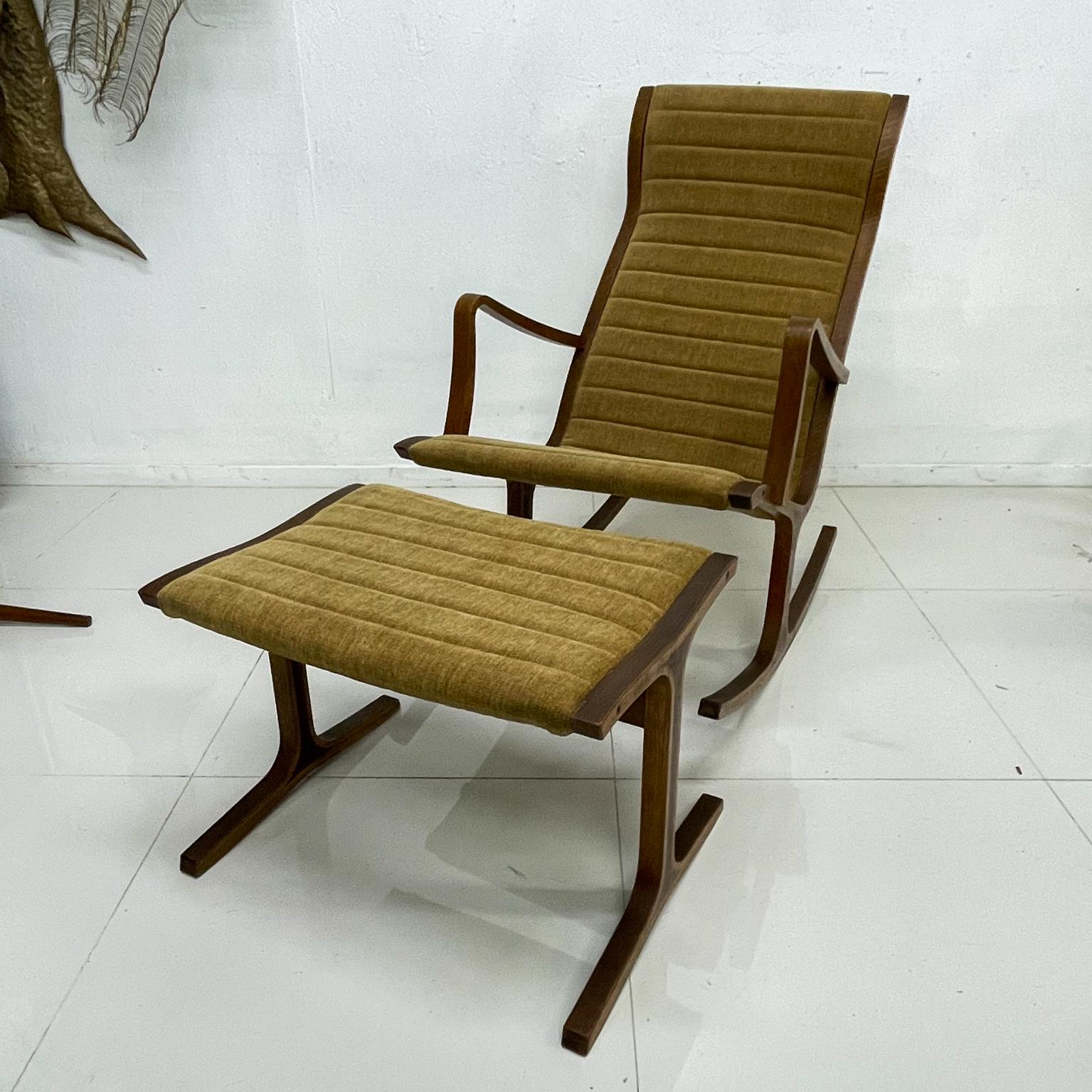 Rocking chair
Tendo Mokko Heron high back rocking chair and footrest from Japan 1960s
Designed in bentwood with original upholstery
Heron chair designed by Mitsumasa Sugasawa for Tendo Mokko
Rocker 36 H x 22.38 W x 33.25 D seat 16 arm 23.5