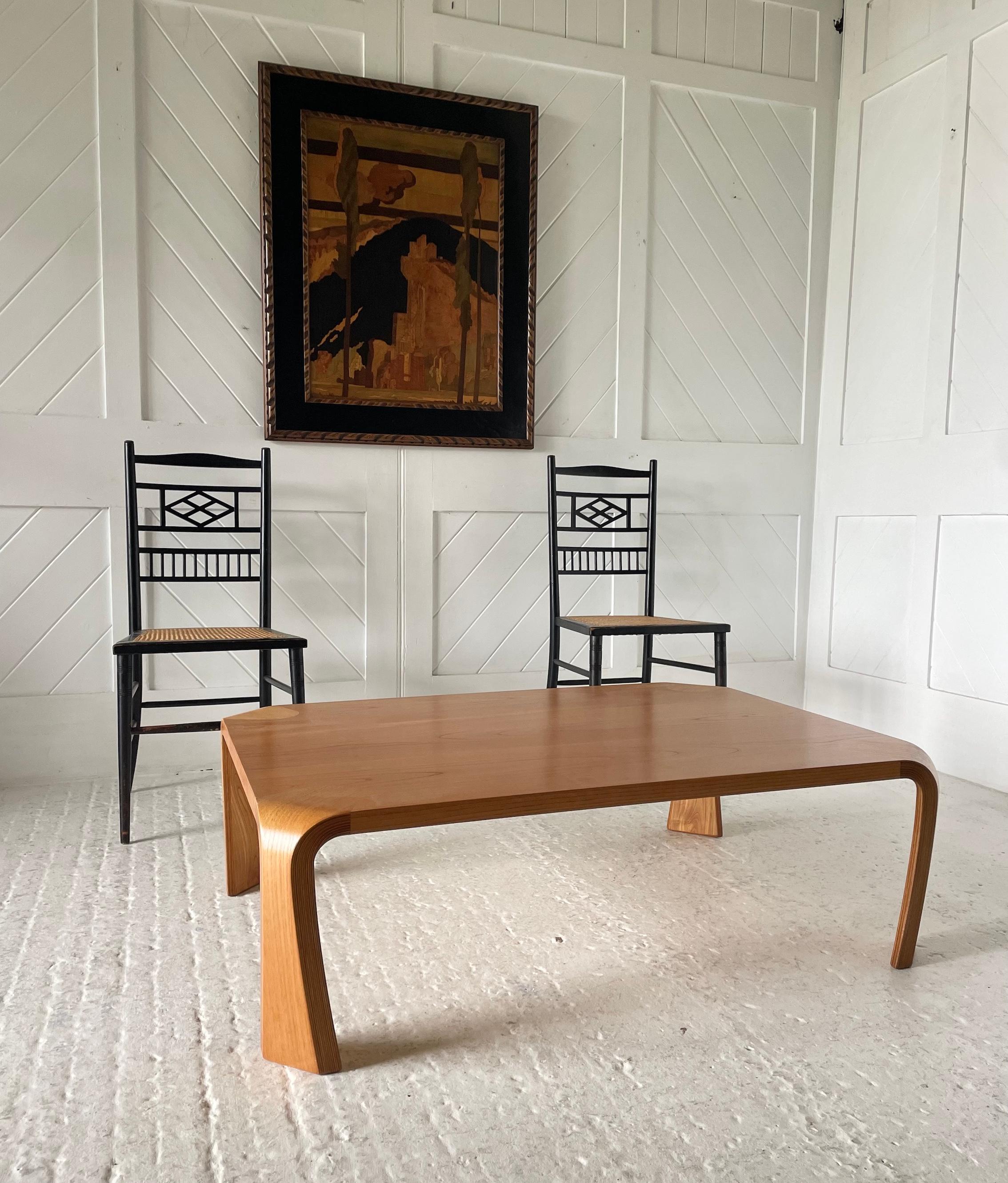 Tavolino basso giapponese con gambe stilizzate

Legno di ciliegio laminato

Disegnato da Saburo Inui per Tendo Mokko

Circa anni '70

Altezza 33cm. Larghezza 106 cm. Profondità 76 cm