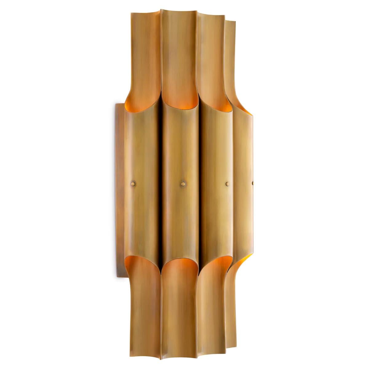 Aplique Tendra Latón con latón e inoxidable
Estructura de acero en acabado vintage de latón. 3 bombillas, lámpara
soporte tipo E14, máx. 40 vatios. 220-240 voltios. Bombillas 
no incluido.
