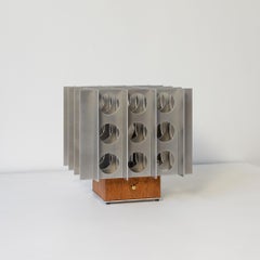 Tenfold Low Tischleuchte, Diffusor aus perforiertem Metall & Sockel aus Mahagoniholz von Sapele