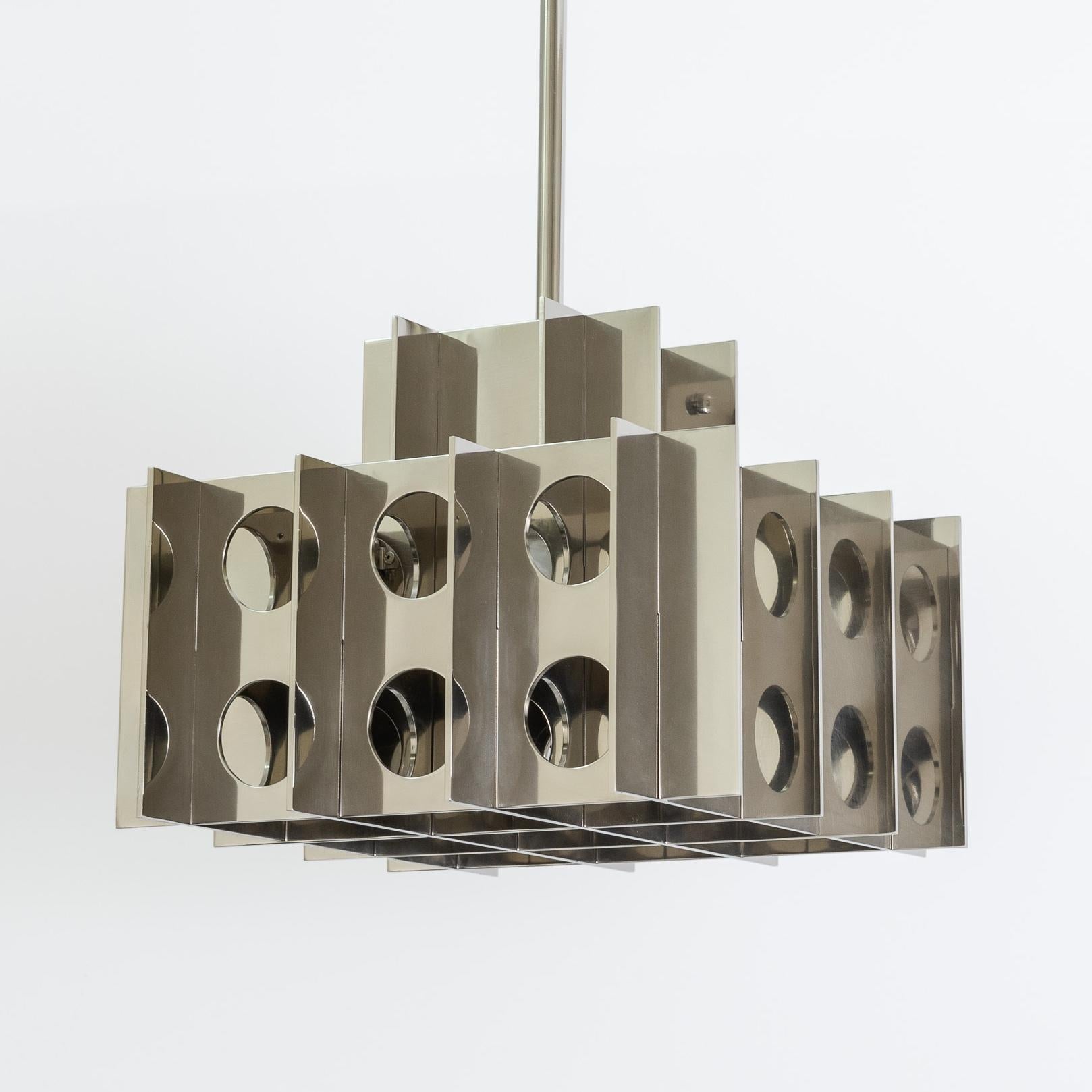 PENDANT TENFOLD 3TA 18pouces, nickel poli par Luft Tanaka Studio

Composée de panneaux de tôle polie miroir imbriqués les uns dans les autres, la série Tenfold s'inspire du brutalisme et des styles architecturaux des années 1970. 

Fabriqué sur