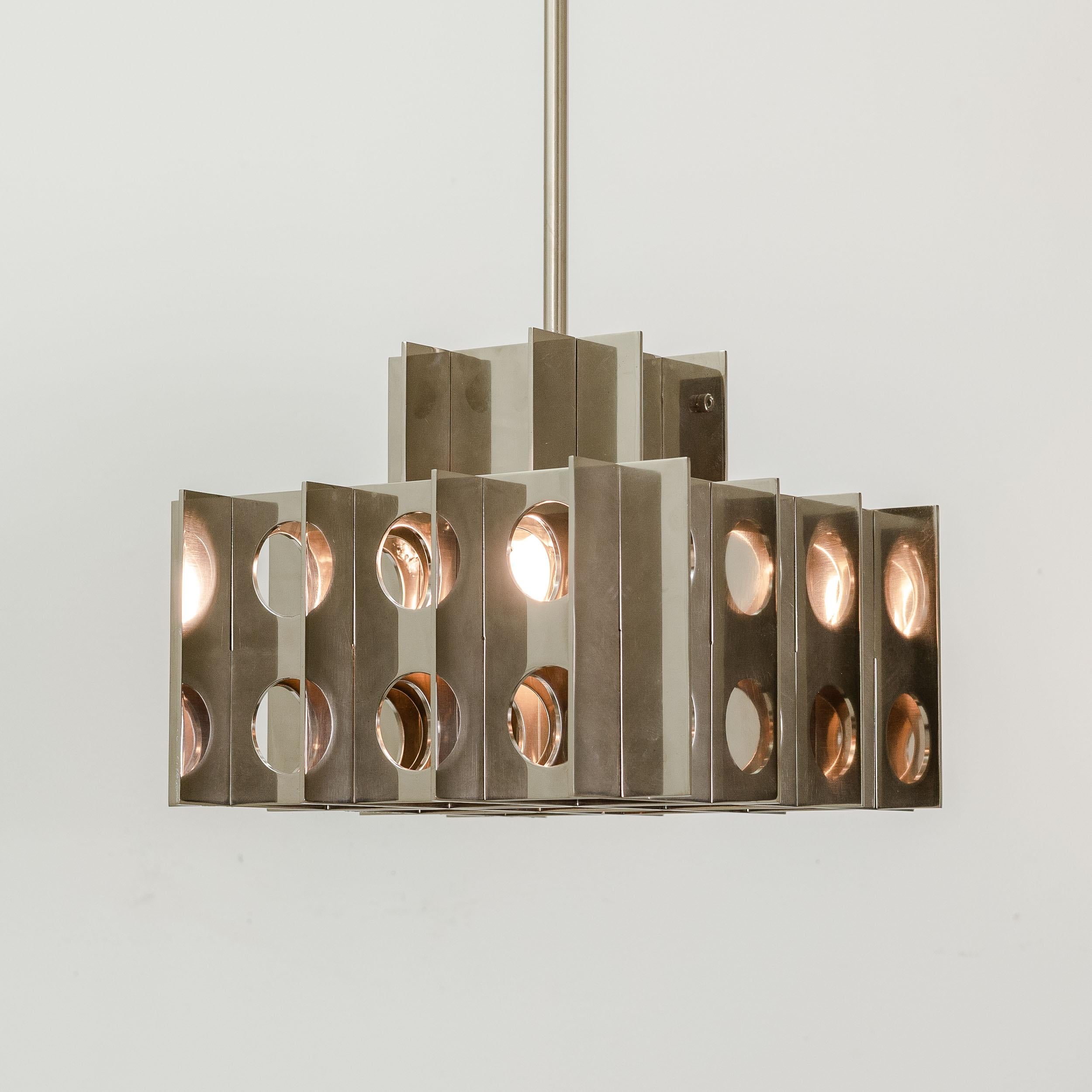 Tenfold Pendant 3TA 12inch in Polished Nickel by Luft Tanaka Studio

Composed of interlocking mirror polished sheetmetal panels, the Tenfold Series is inspired by the aesthetics, architectural styles, and art movements of the 1970s. The light