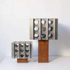 Tenfold Tall Tischleuchte, Diffusor aus perforiertem Metall und Sockel aus Mahagoniholz von Sapele