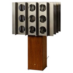 Tenfold Tall Tischleuchte, Diffusor aus perforiertem Metall und Sockel aus Mahagoniholz von Sapele