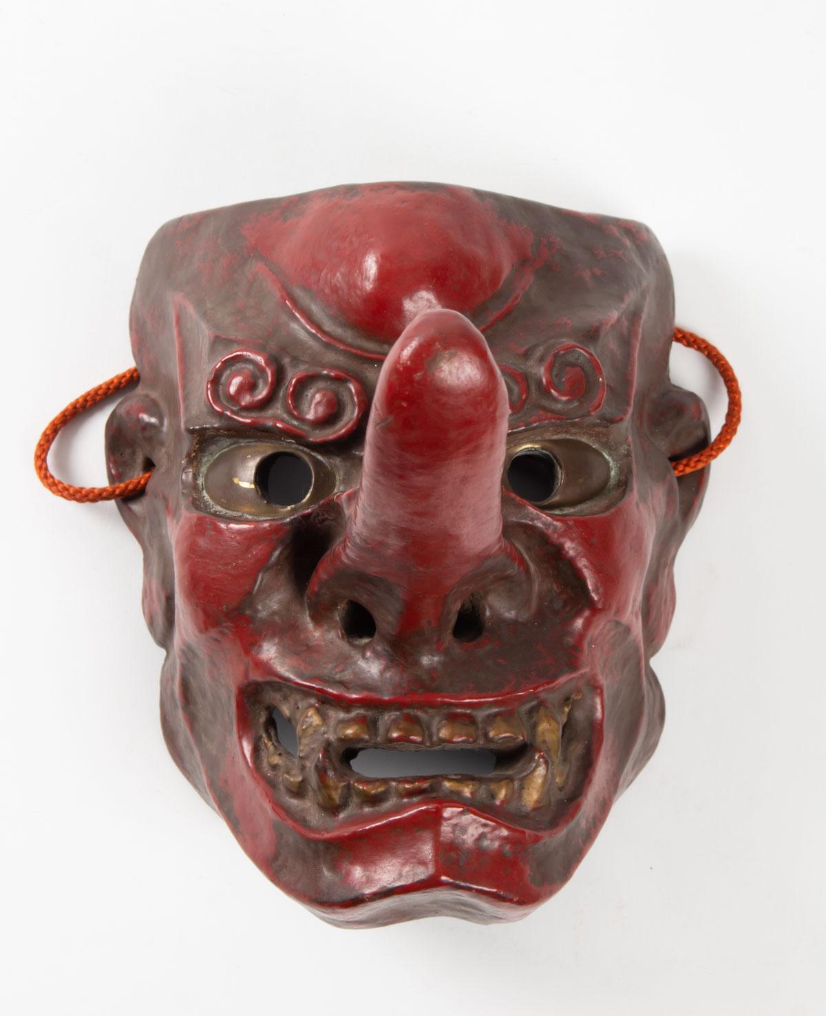 Tengu Mask, Japan wood, antiquity 1900, red lacquered wood, eyes brass
Measures: H 20cm, W 17cm, W 25cm.
