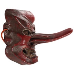 Masque Tengu:: bois du Japon:: antiquité 1900:: bois laqué rouge:: yeux en laiton