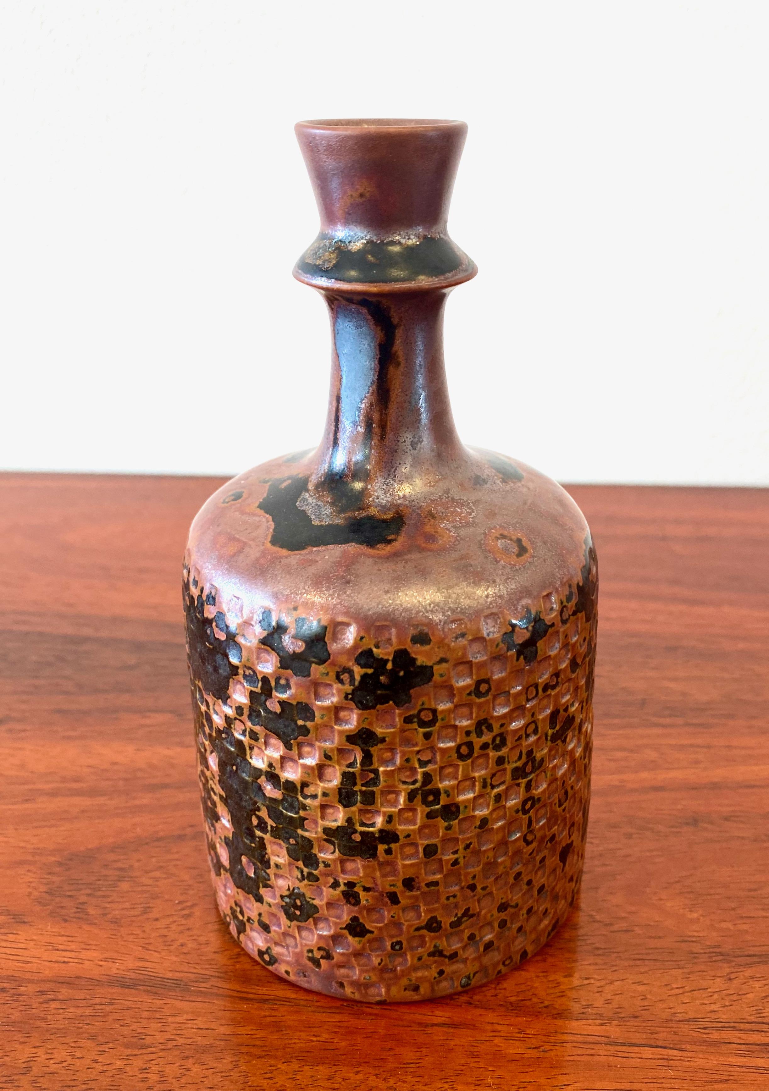 Grazioso vaso del maestro svedese della ceramica Stig Lindberg. Vetro Tenmoku con firma incisa sotto che dichiara che è stato prodotto nel 1975. Prodotto dalla fabbrica di porcellane Gustavsberg. Ottime condizioni.