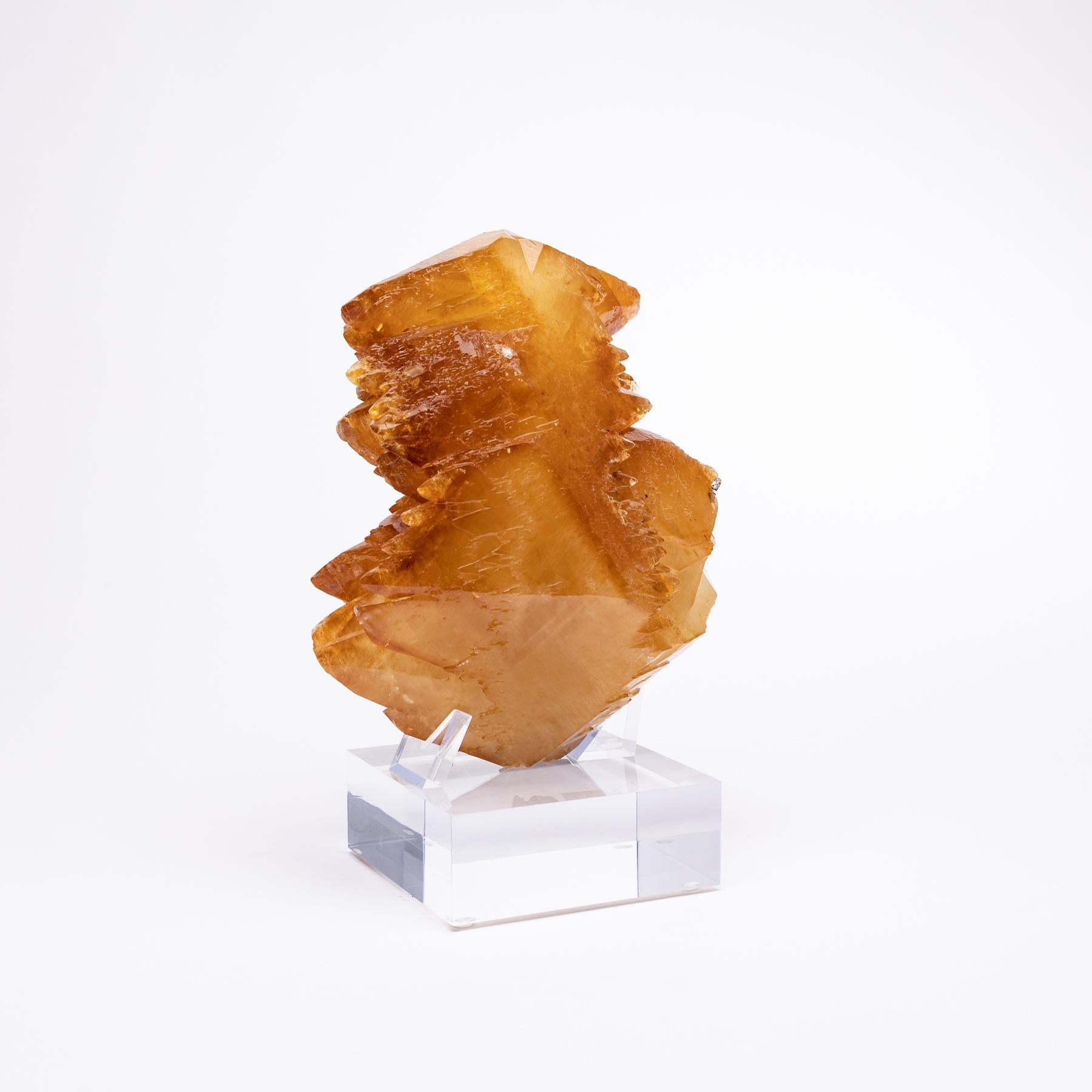 Elmwood Mine:: Tennessee Calcitkristalle auf Acrylsockel (Organische Moderne) im Angebot