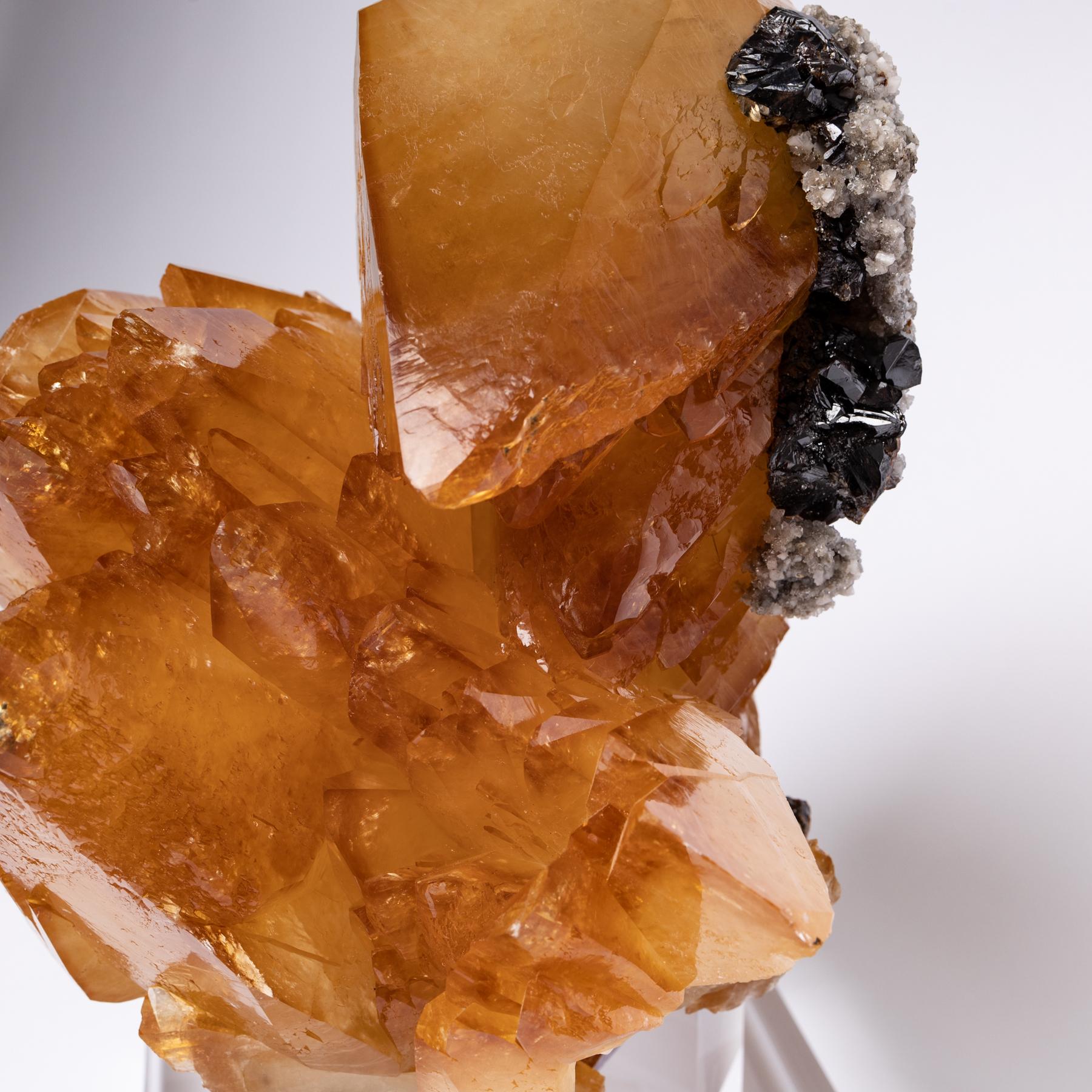 Elmwood Mine:: Tennessee Calcitkristalle auf Acrylsockel (21. Jahrhundert und zeitgenössisch) im Angebot