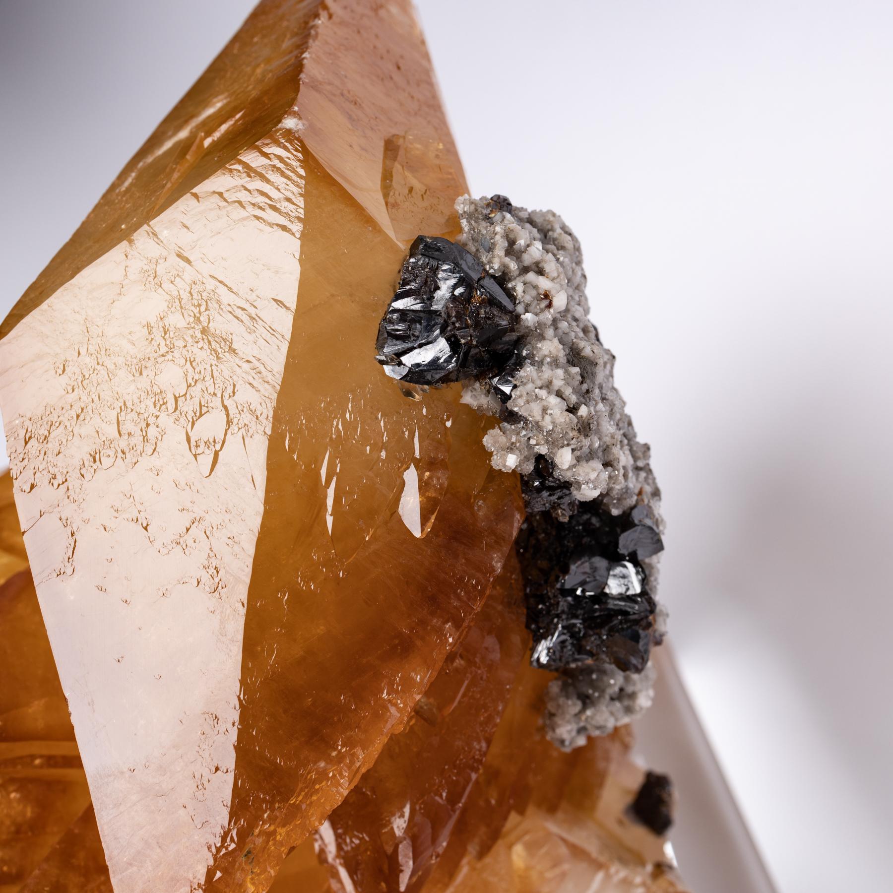Elmwood Mine:: Tennessee Calcitkristalle auf Acrylsockel im Angebot 1