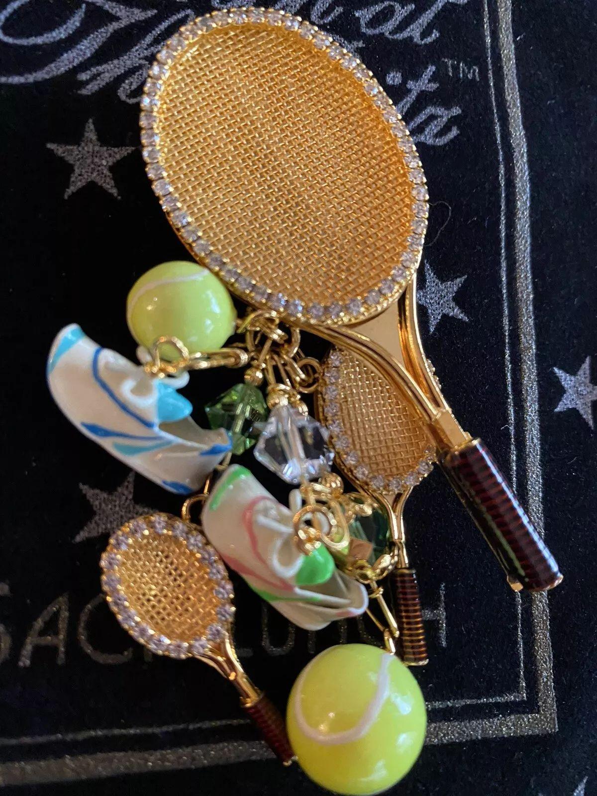 TENNIS Lunch at The Ritz, pendentif broche à breloques multiples signé en vente 4