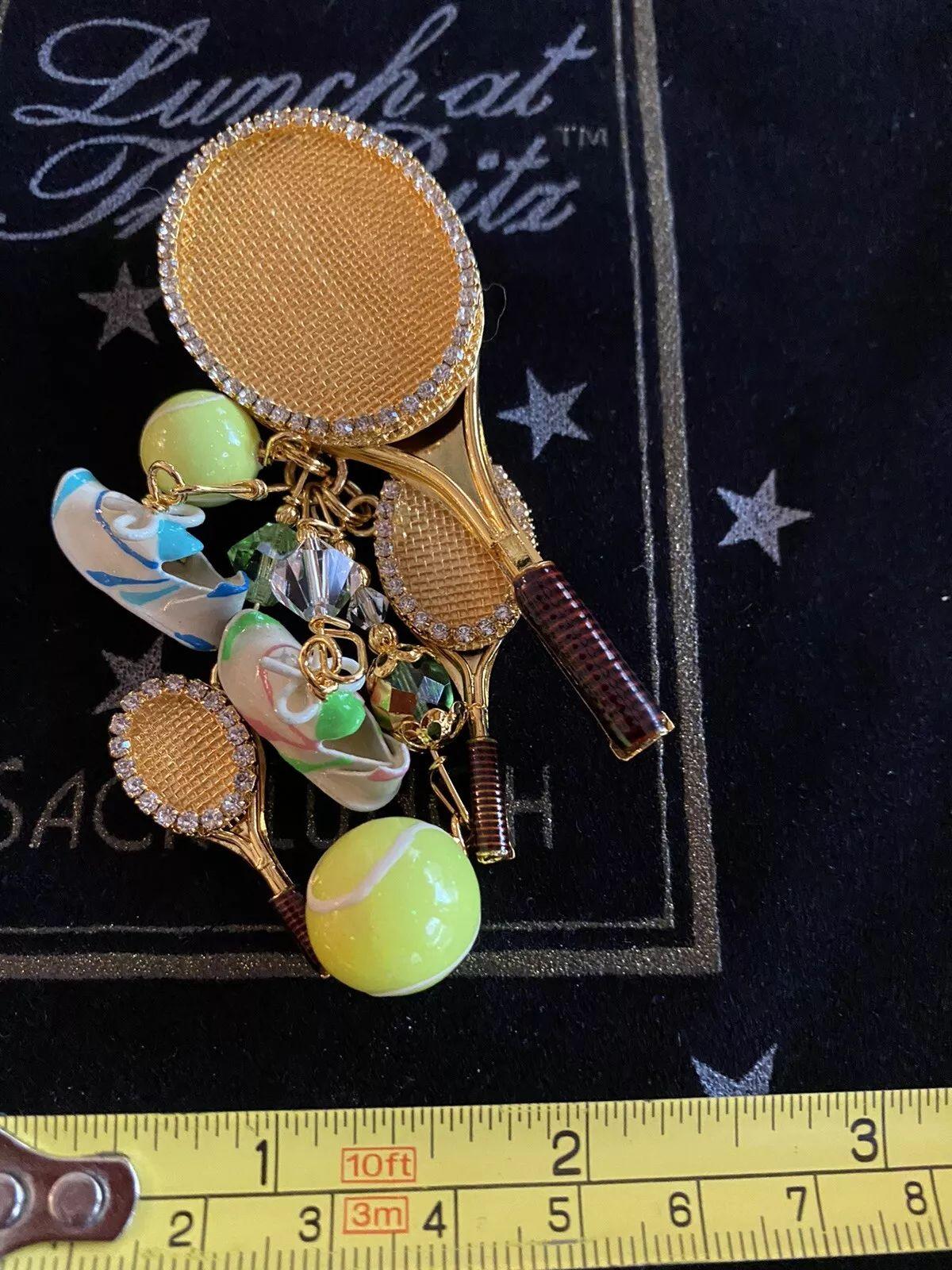 TENNIS Lunch at The Ritz, pendentif broche à breloques multiples signé en vente 6