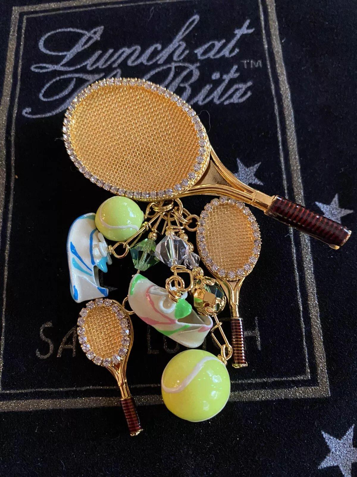 Tout simplement merveilleux ! Vintage Rare Signed Lunch at the Ritz Multi Charm Tennis Anyone. Broche/Pendentif en émail et cristal plaqué or. Mesurant environ 4