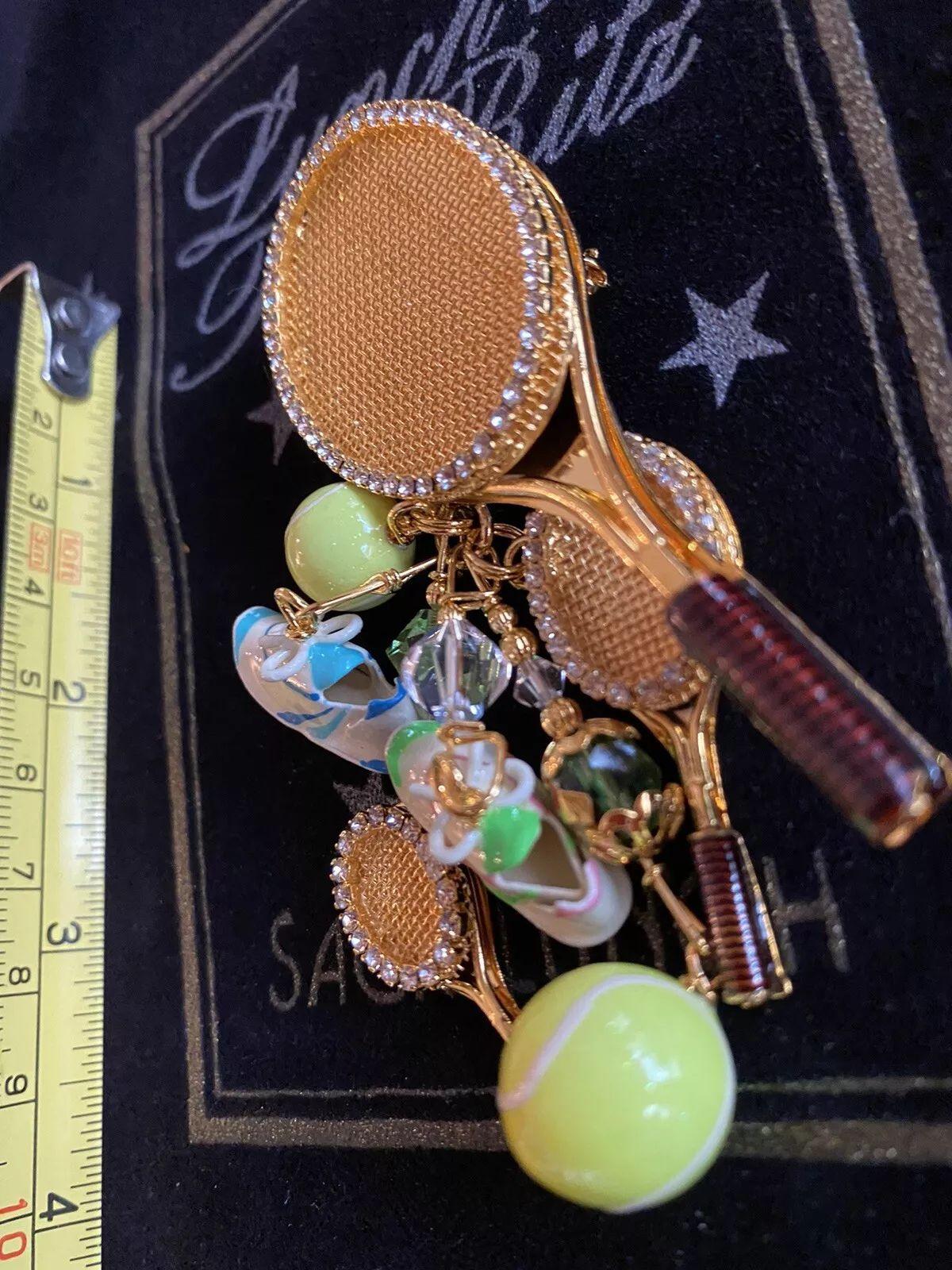 Taille ronde TENNIS Lunch at The Ritz, pendentif broche à breloques multiples signé en vente