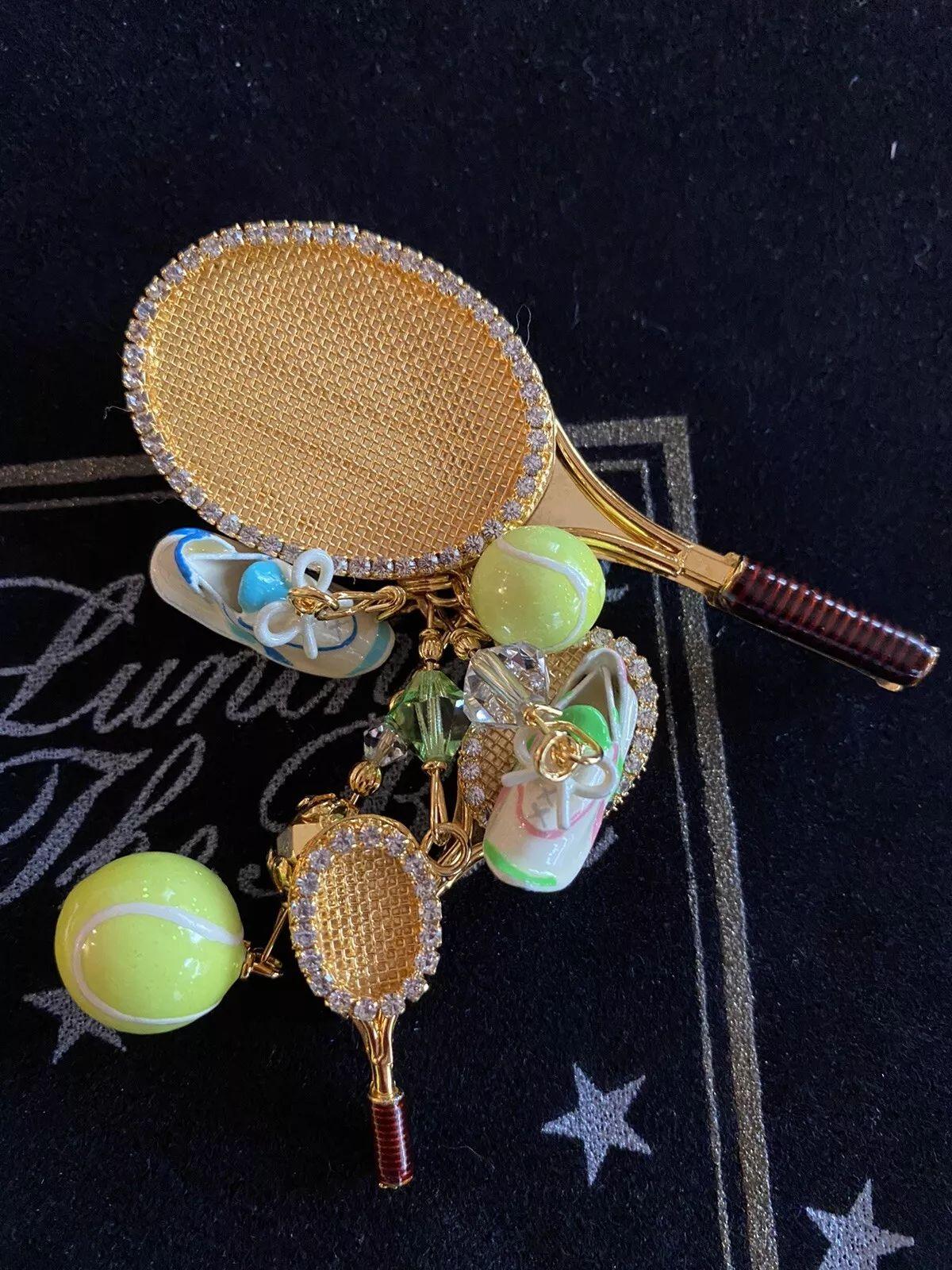 TENNIS Lunch at The Ritz, pendentif broche à breloques multiples signé Neuf - En vente à Montreal, QC