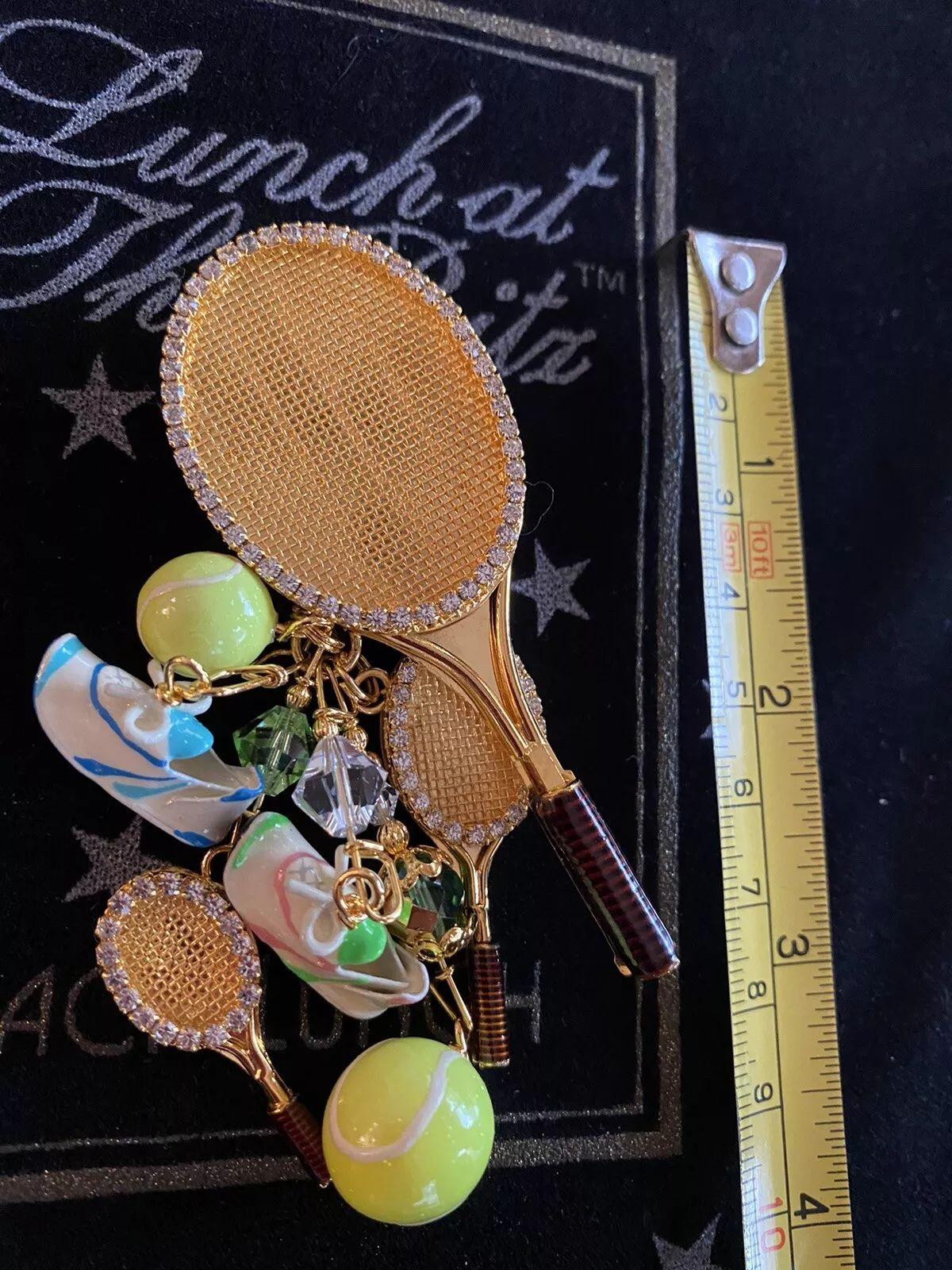 TENNIS Lunch at The Ritz, pendentif broche à breloques multiples signé Unisexe en vente