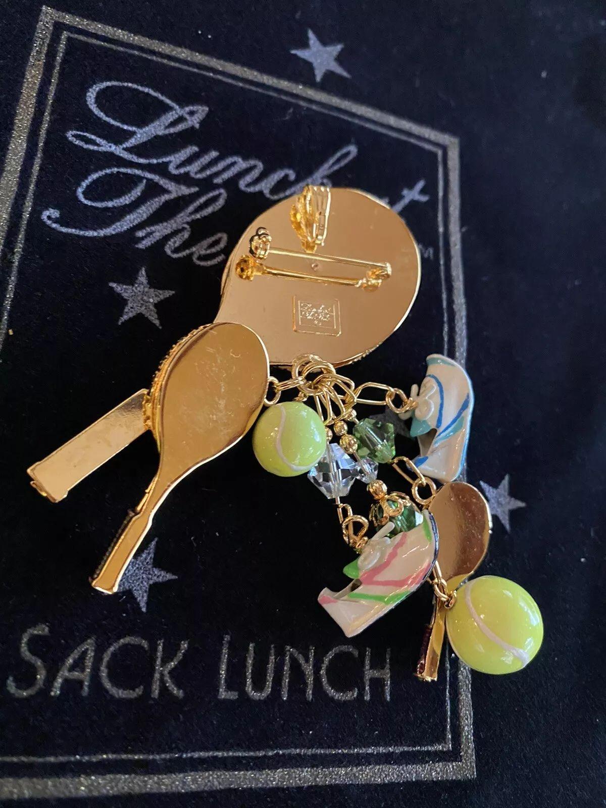 TENNIS Lunch at The Ritz, pendentif broche à breloques multiples signé en vente 2
