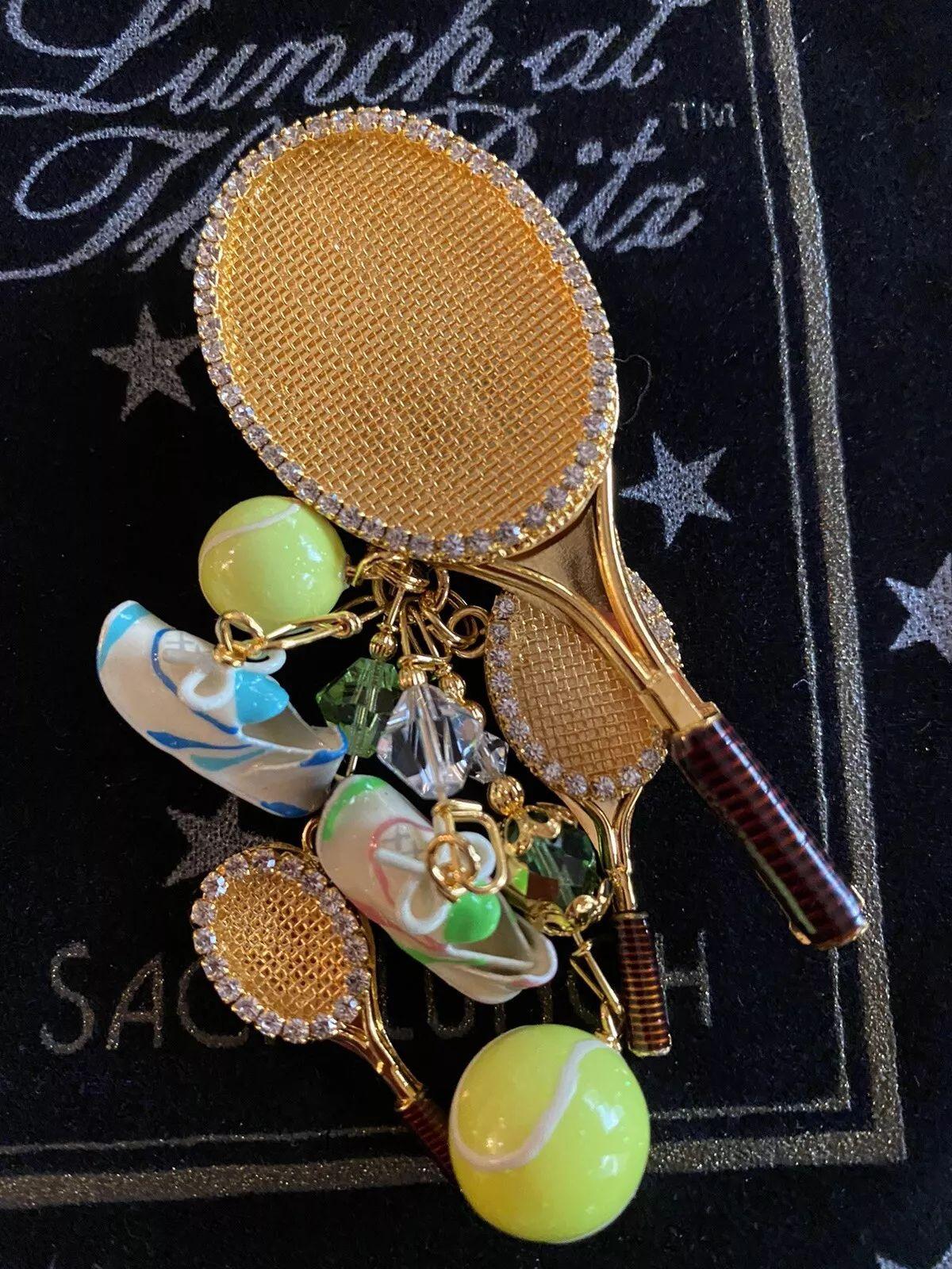 TENNIS Lunch at The Ritz, pendentif broche à breloques multiples signé en vente 3