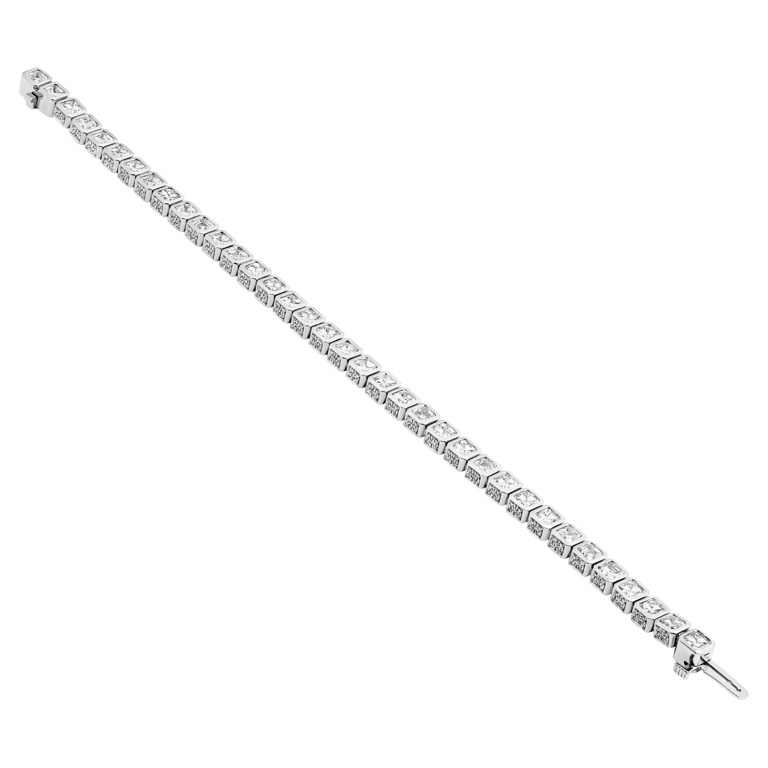 Tennisarmband mit Lünettenfassung und Diamanten im Asscher-Schliff 
In Platin gefasst 
Verkrustet mit Pave auf den Körben von insgesamt 1,15ct 
36 Diamanten im Asscher-Schliff von insgesamt 8,23 ct (etwa 0,22 ct pro Stück)
Größe: 7