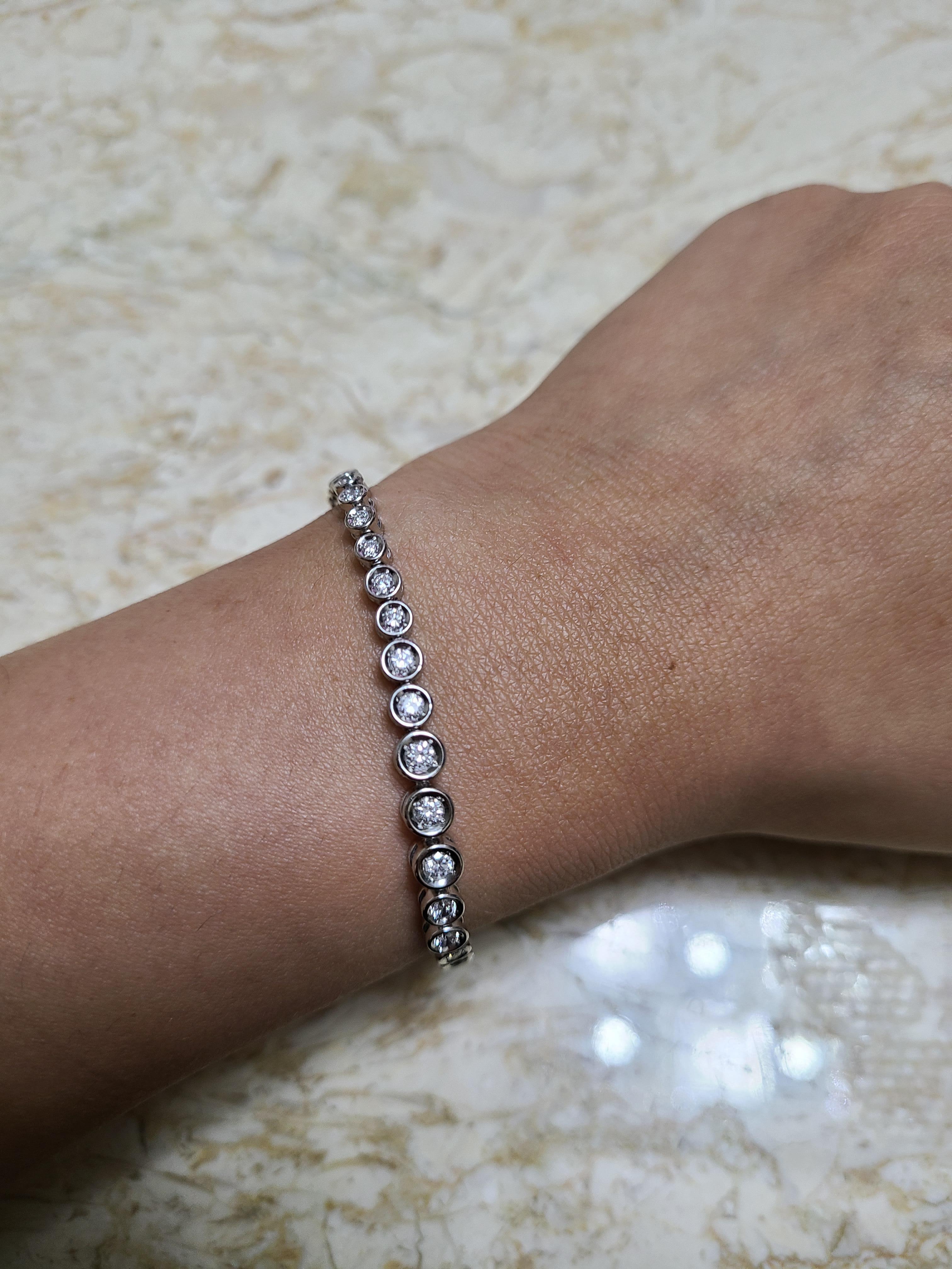 Ein schönes und einfaches Tennisarmband aus PT850 mit Diamanten. Das Gewicht des Diamanten beträgt 1,38 Karat. Die Länge des Armbands ist 18,5 cm und die Breite beträgt 0,4 cm. Bruttogewicht: 15,10 Gramm