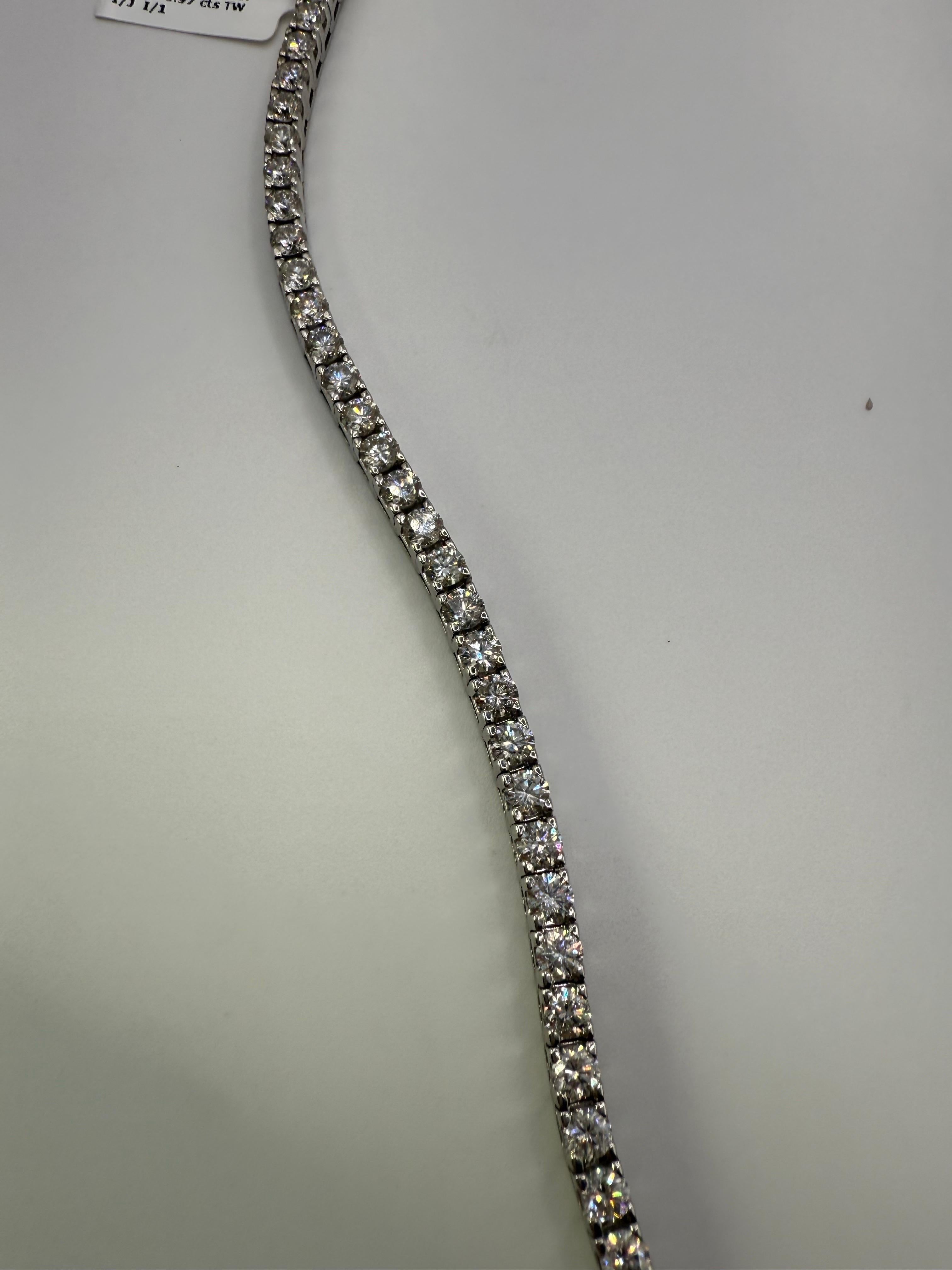 Tennisarmband aus 14KT Weißgold mit fast 9 Karat natürlichen Diamanten in SI-I Reinheit und I Farbe. Perfekt gemacht mit passenden Diamanten. Gramm Gewicht: 19.40

WAS SIE BEI STAMPAR JEWELERS BEKOMMEN:
Stampar Jewelers, im Herzen von Jupiter,