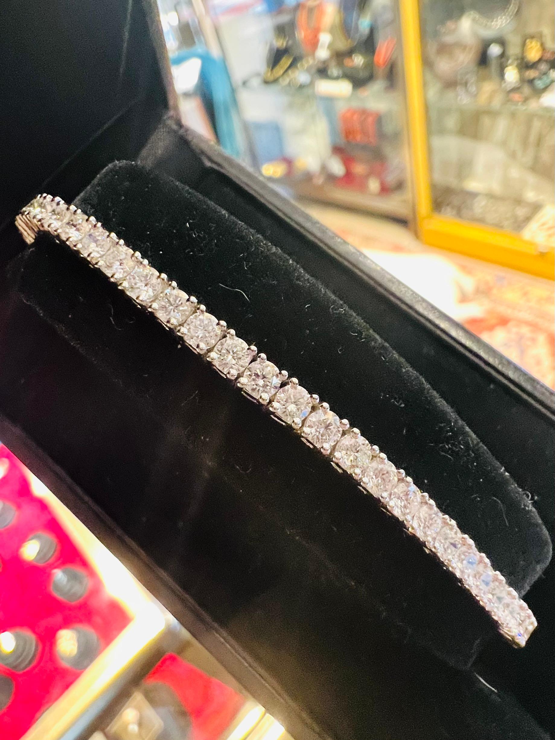 Round Cut Tennis Bracelet 18-Carat White Gold Set with Diamonds for 4 Carat For Sale