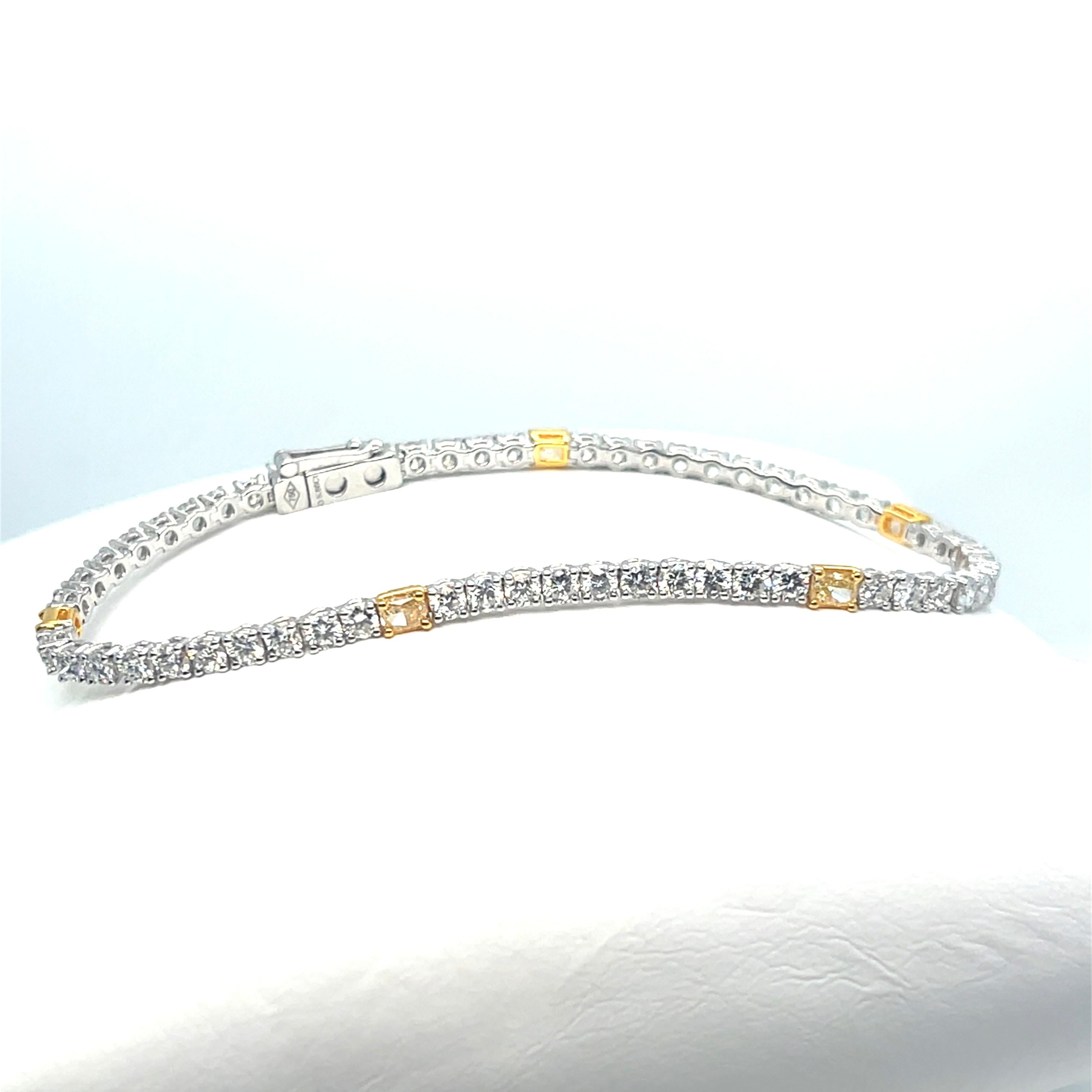 Bracelet de tennis en or 18kt avec 5.88 carats de diamants jaunes et blancs de couleur naturelle en vente 4